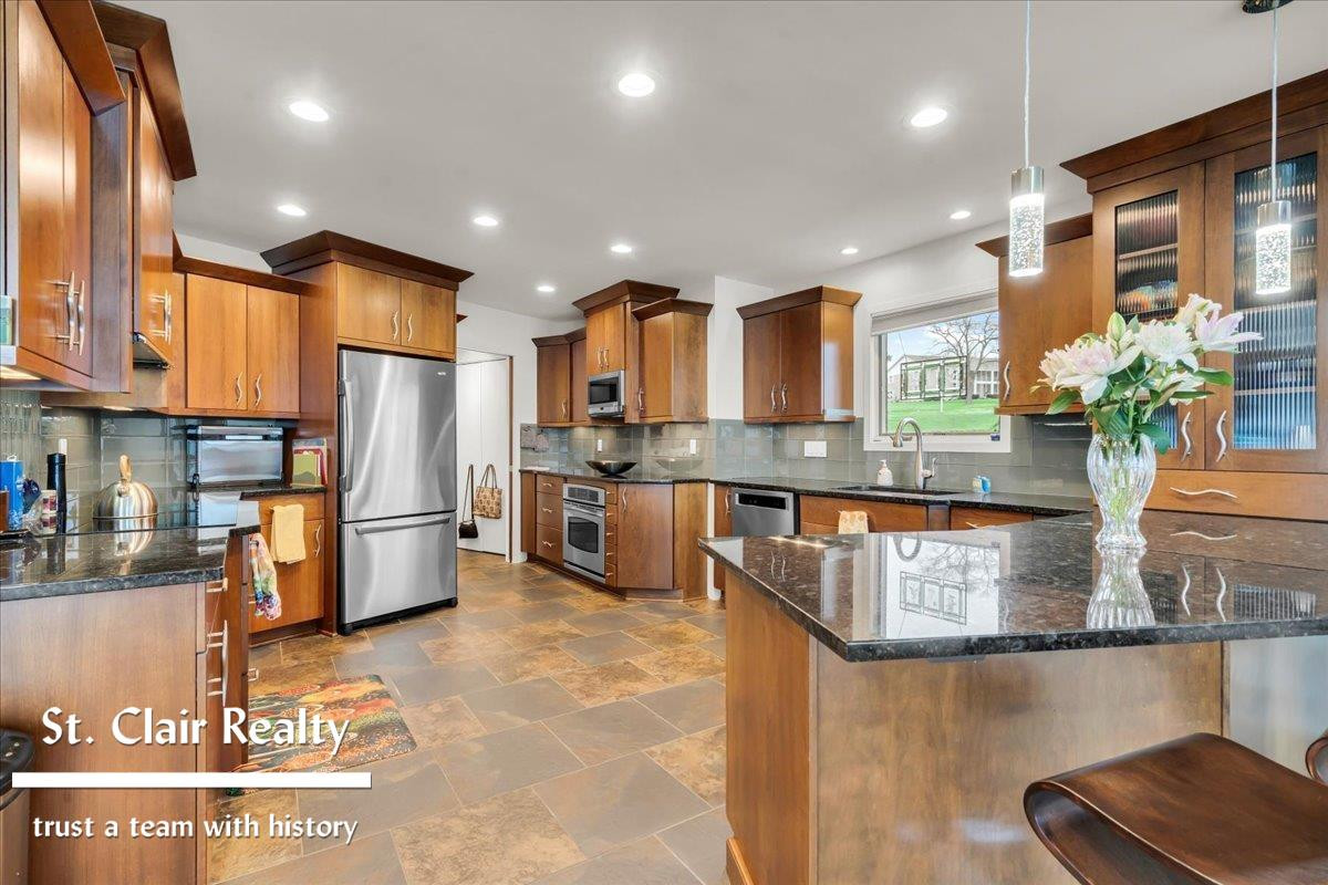 560 N Riverside Avenue, MI 48079 — Photo 8
