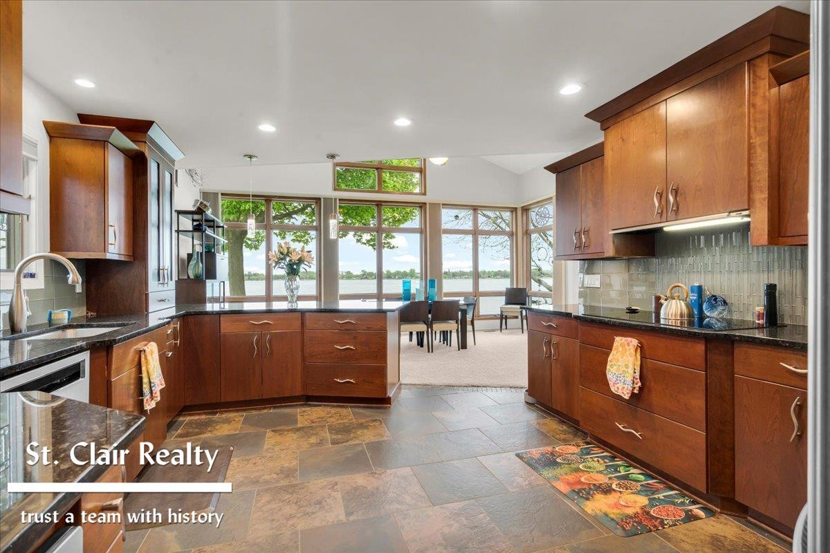 560 N Riverside Avenue, MI 48079 — Photo 9