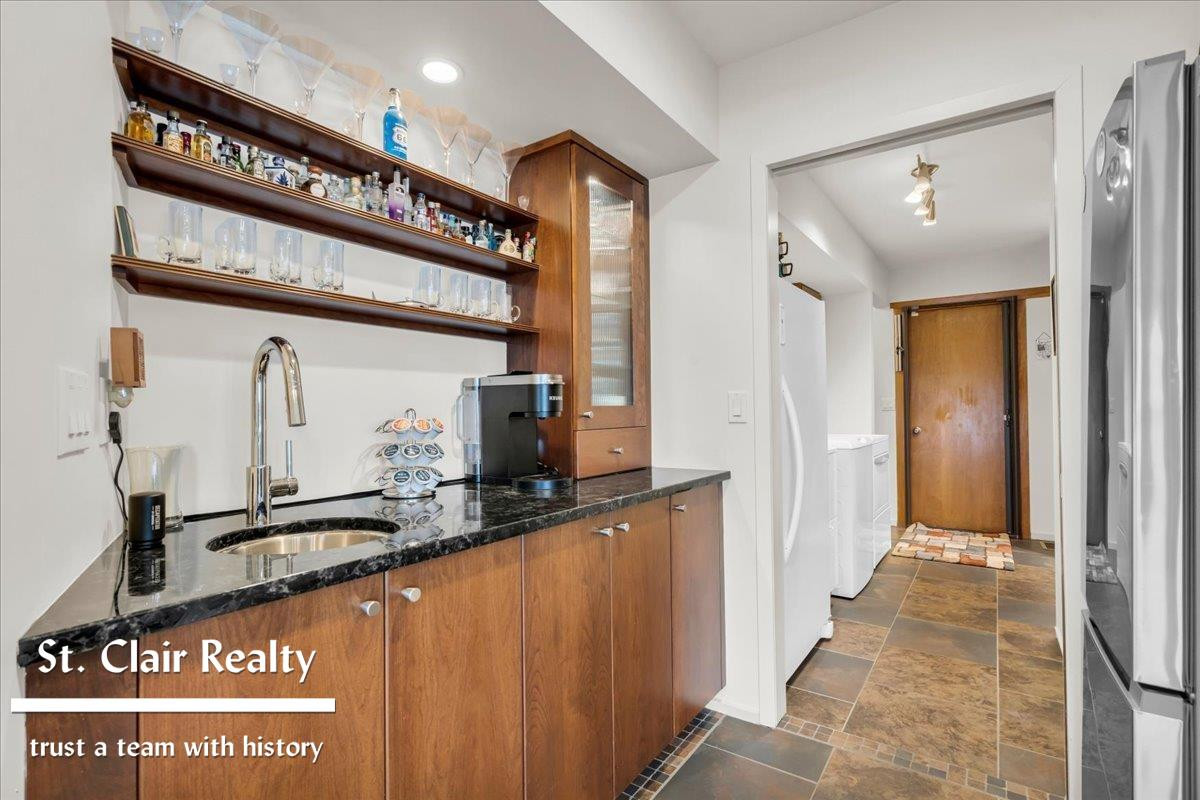 560 N Riverside Avenue, MI 48079 — Photo 11