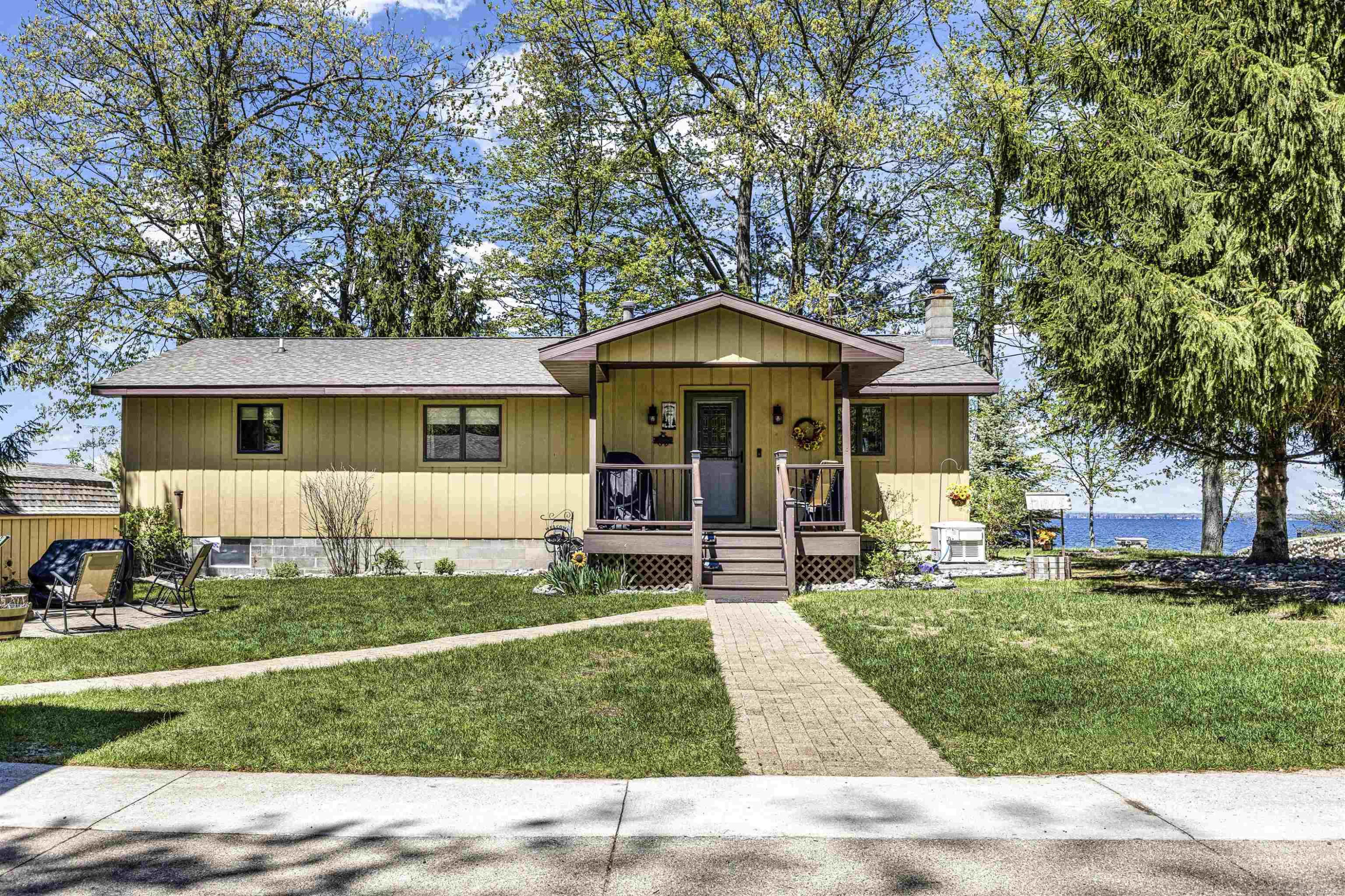 115 Logan Avenue, Houghton Lake, MI 48629 — front exterior