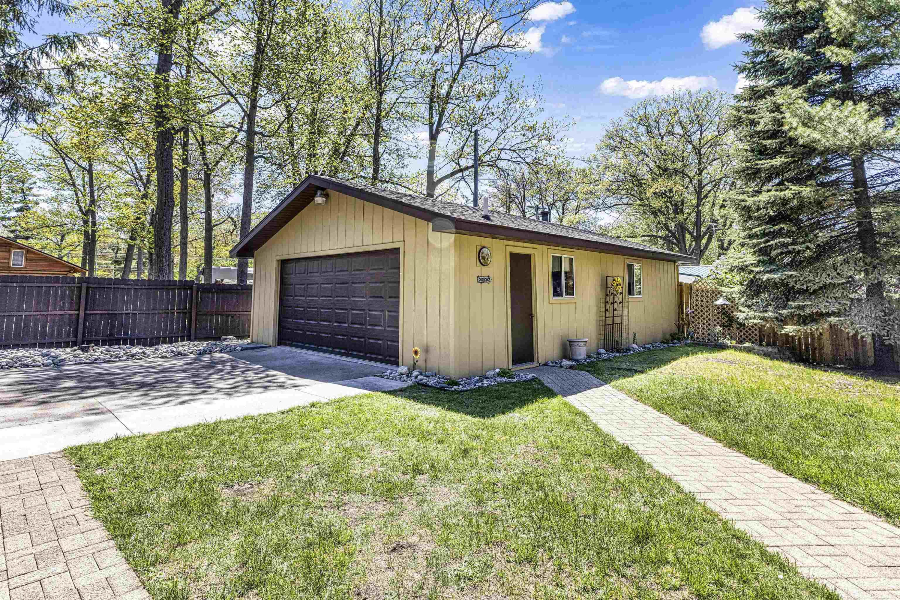 115 Logan Avenue, Houghton Lake, MI 48629 — Photo 4