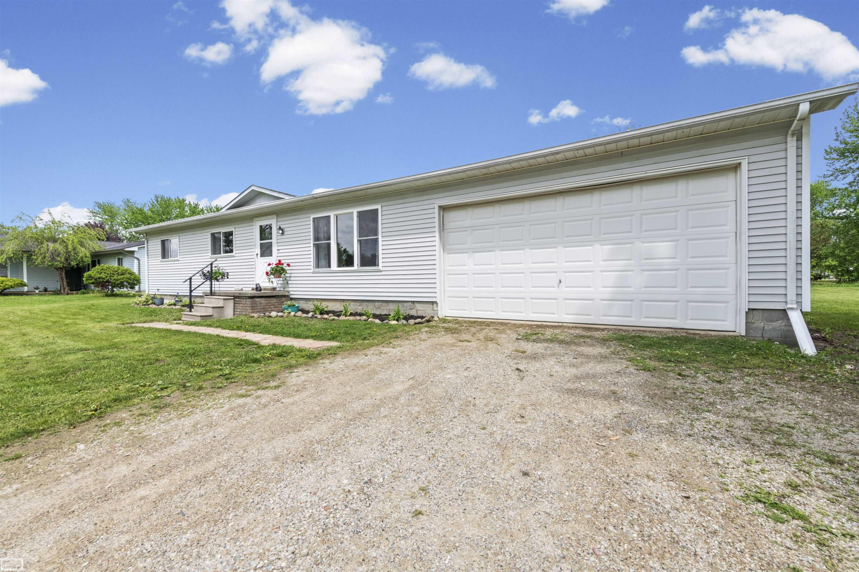 102 Charles Street, Capac, MI 48014 — Photo 2