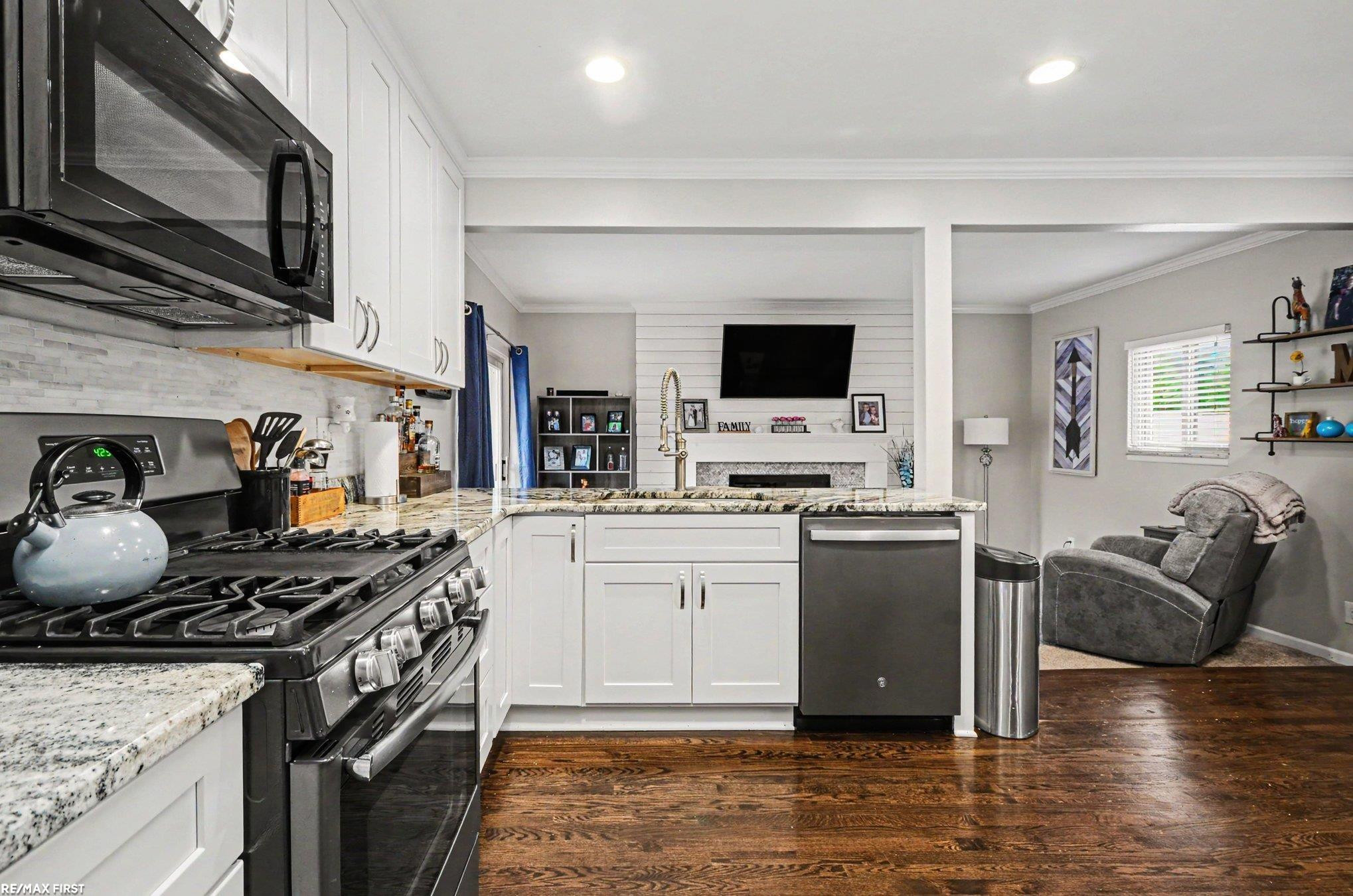 8124 Independence Drive, Sterling Heights, MI 48313 — Photo 13