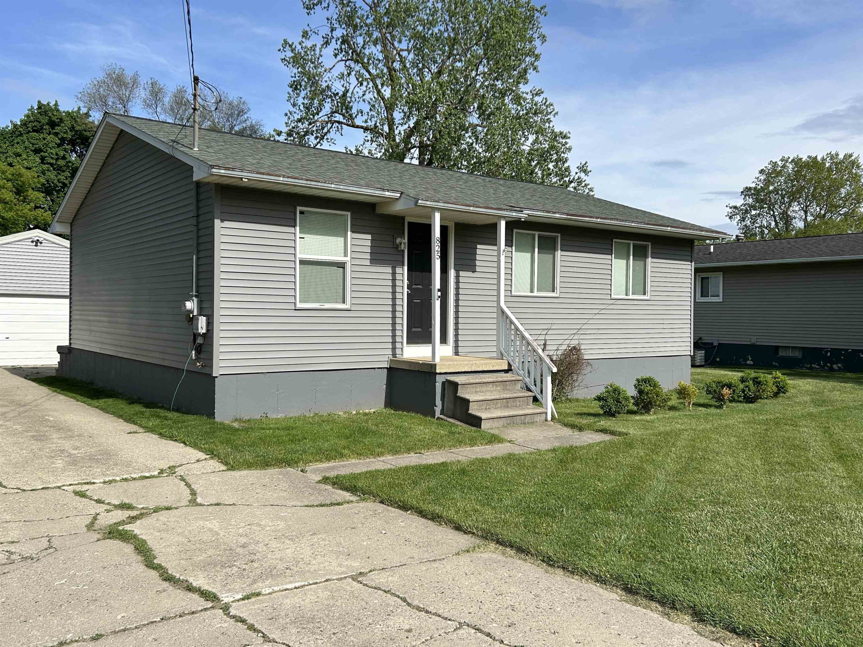 825 S Chestnut Street, Owosso, MI 48867 — front exterior