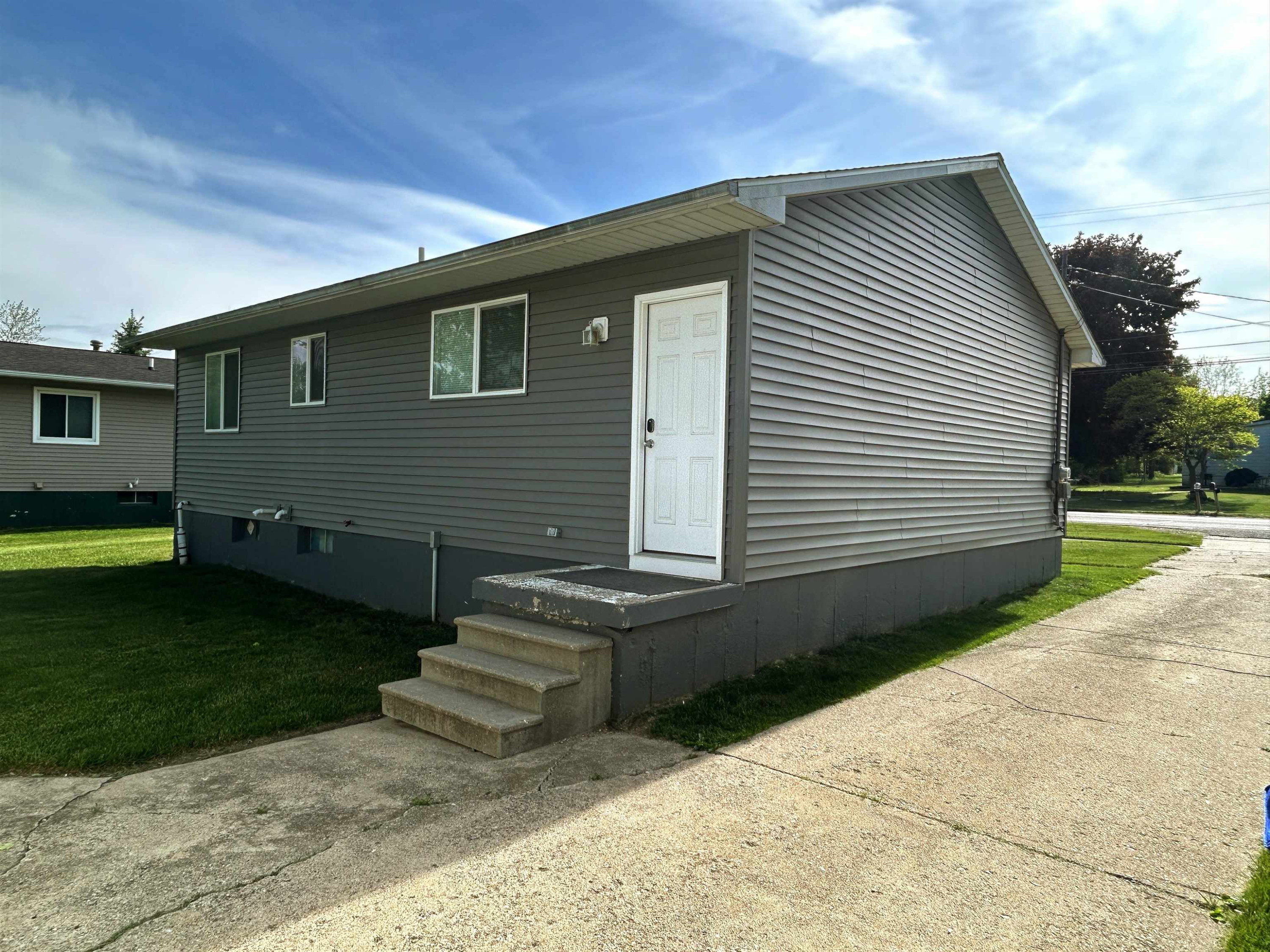 825 S Chestnut Street, Owosso, MI 48867 — Photo 2