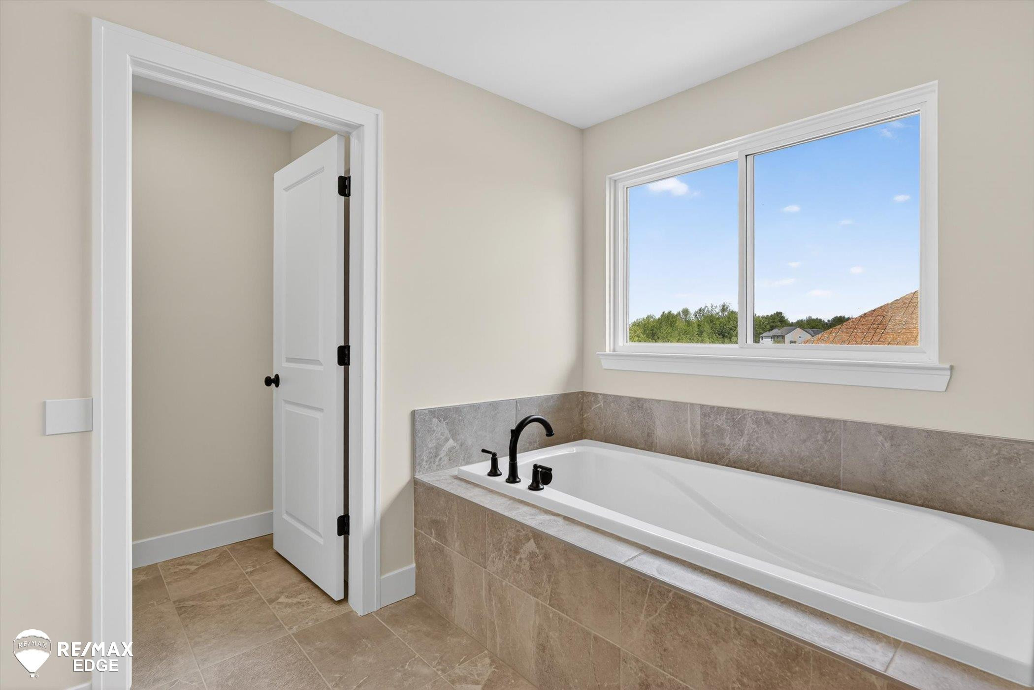 8100 Peninsula Circle, Grand Blanc, MI 48439 — Photo 23