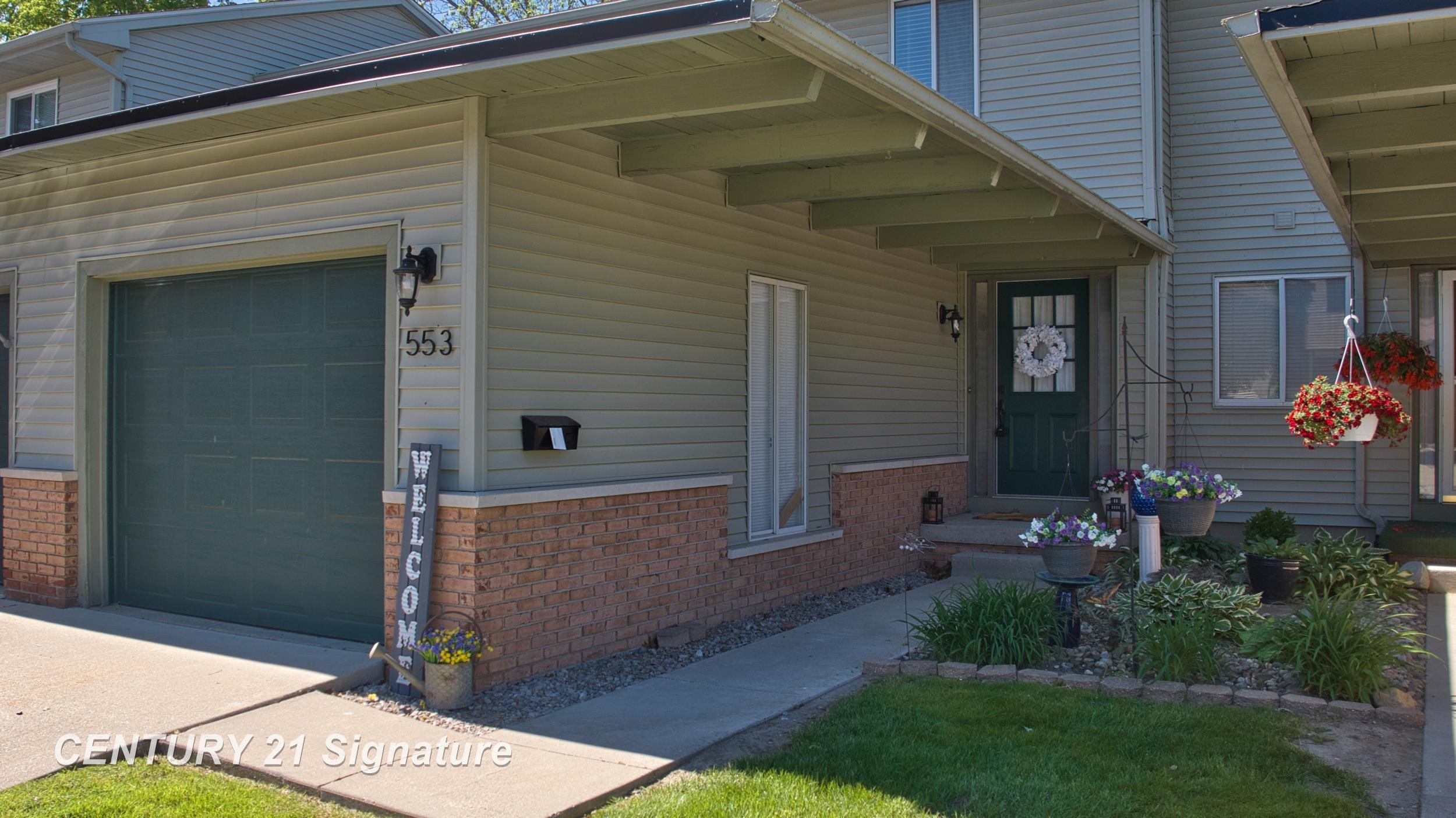 553 Oakbrook Circle, Flushing, MI 48433 — front exterior