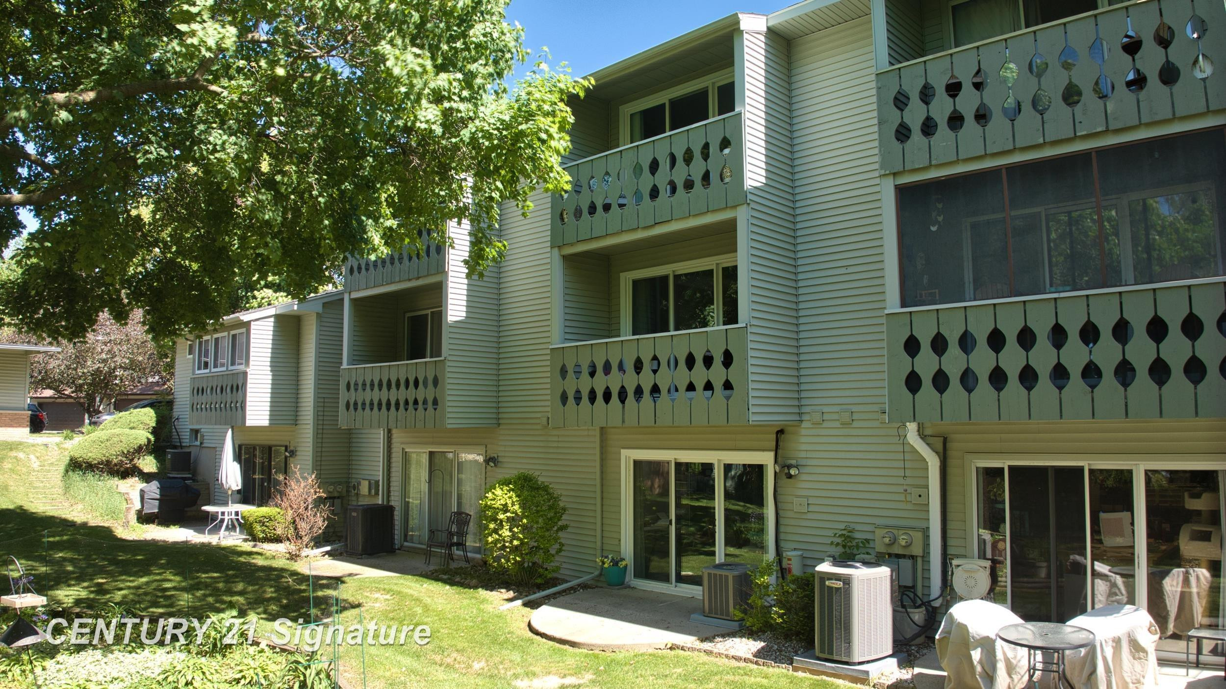 553 Oakbrook Circle, Flushing, MI 48433 — Photo 2