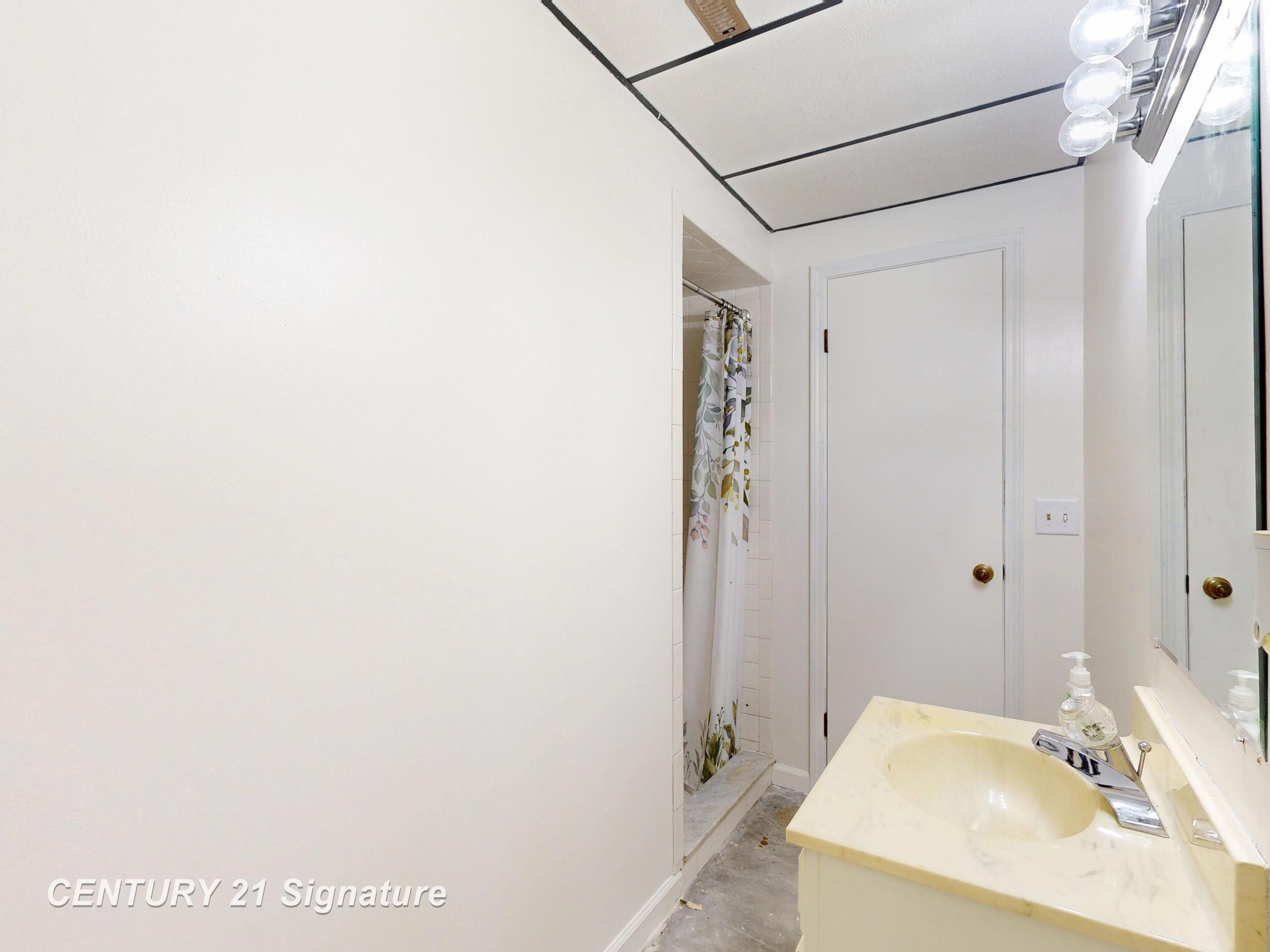 553 Oakbrook Circle, Flushing, MI 48433 — Photo 25