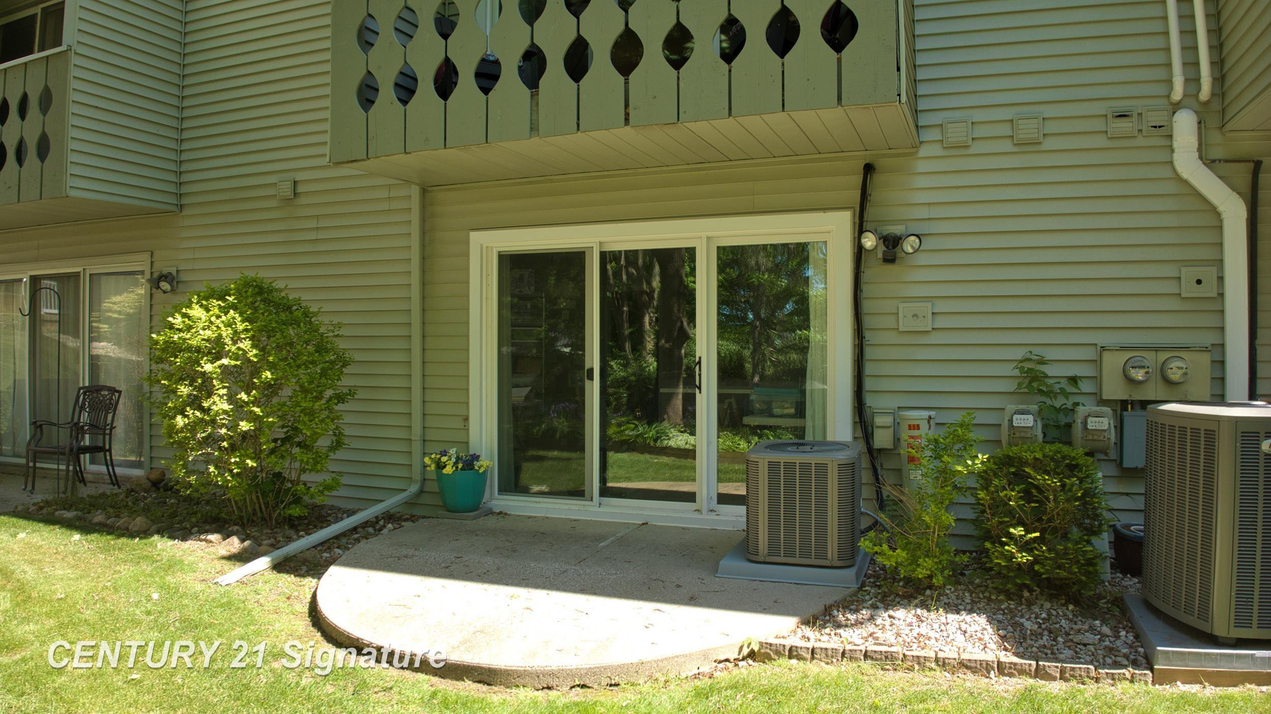 553 Oakbrook Circle, Flushing, MI 48433 — Photo 33
