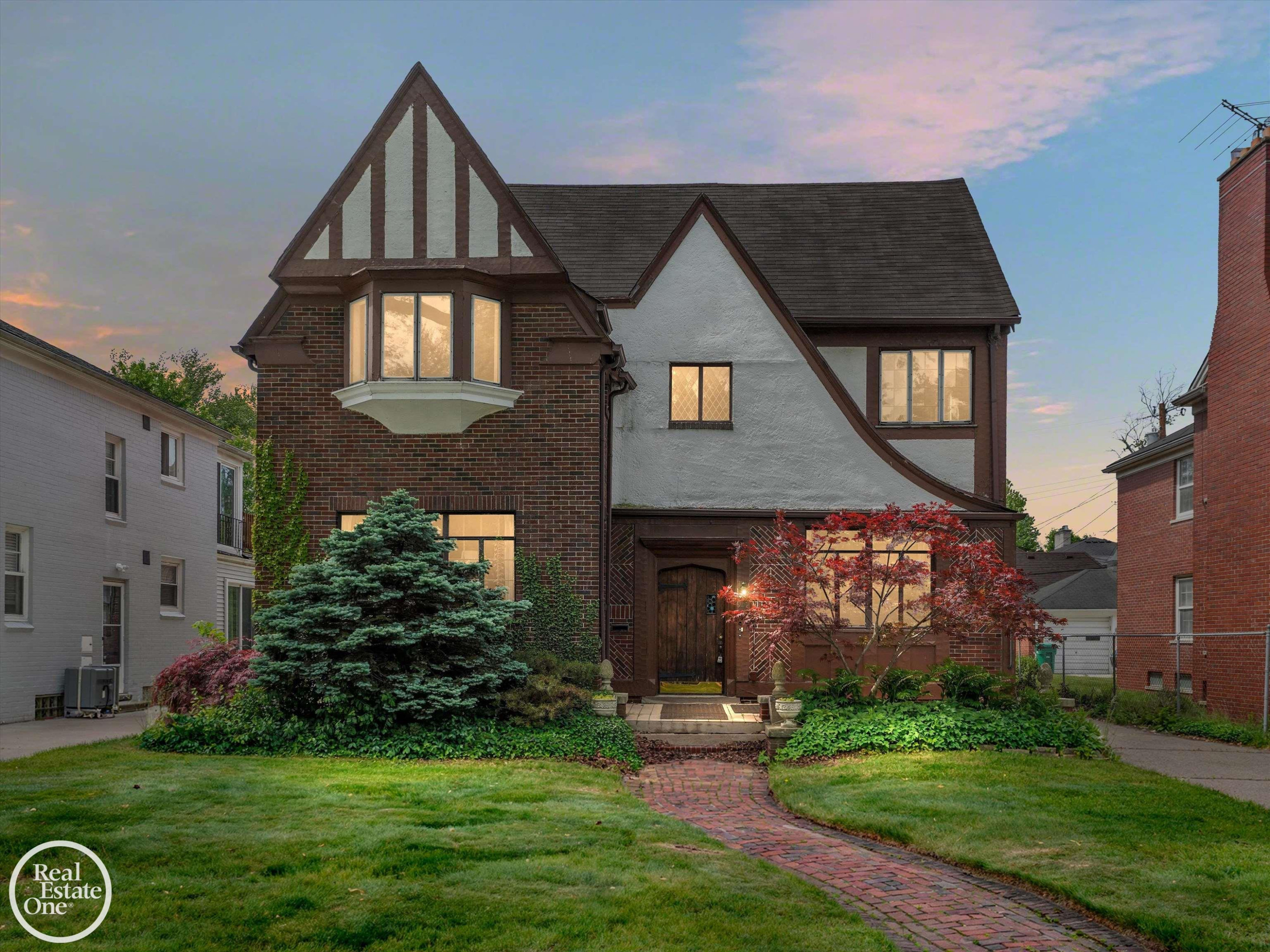943 Harcourt Road, Grosse Pointe, MI 48230