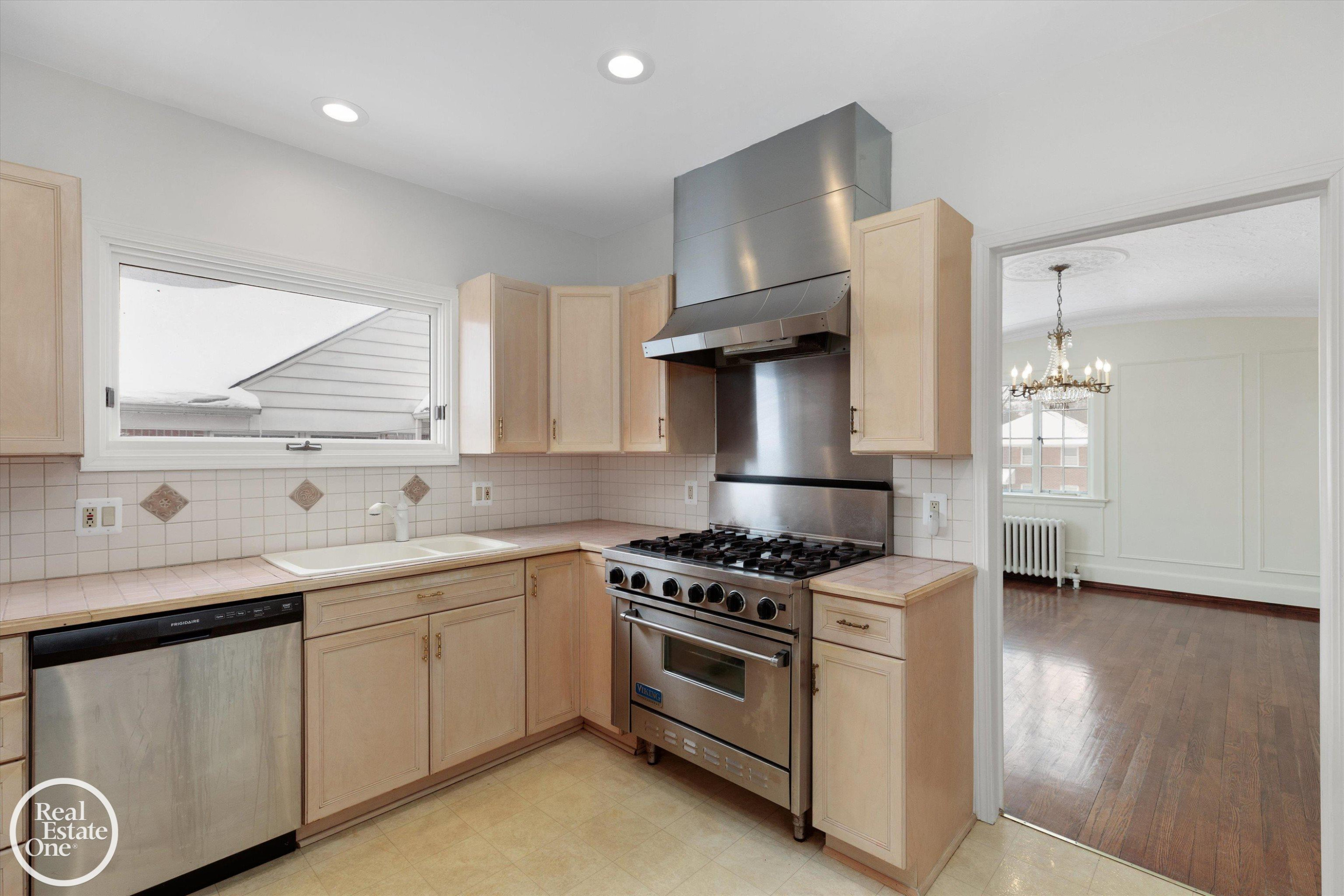 943 Harcourt Road, Grosse Pointe, MI 48230 — Photo 11