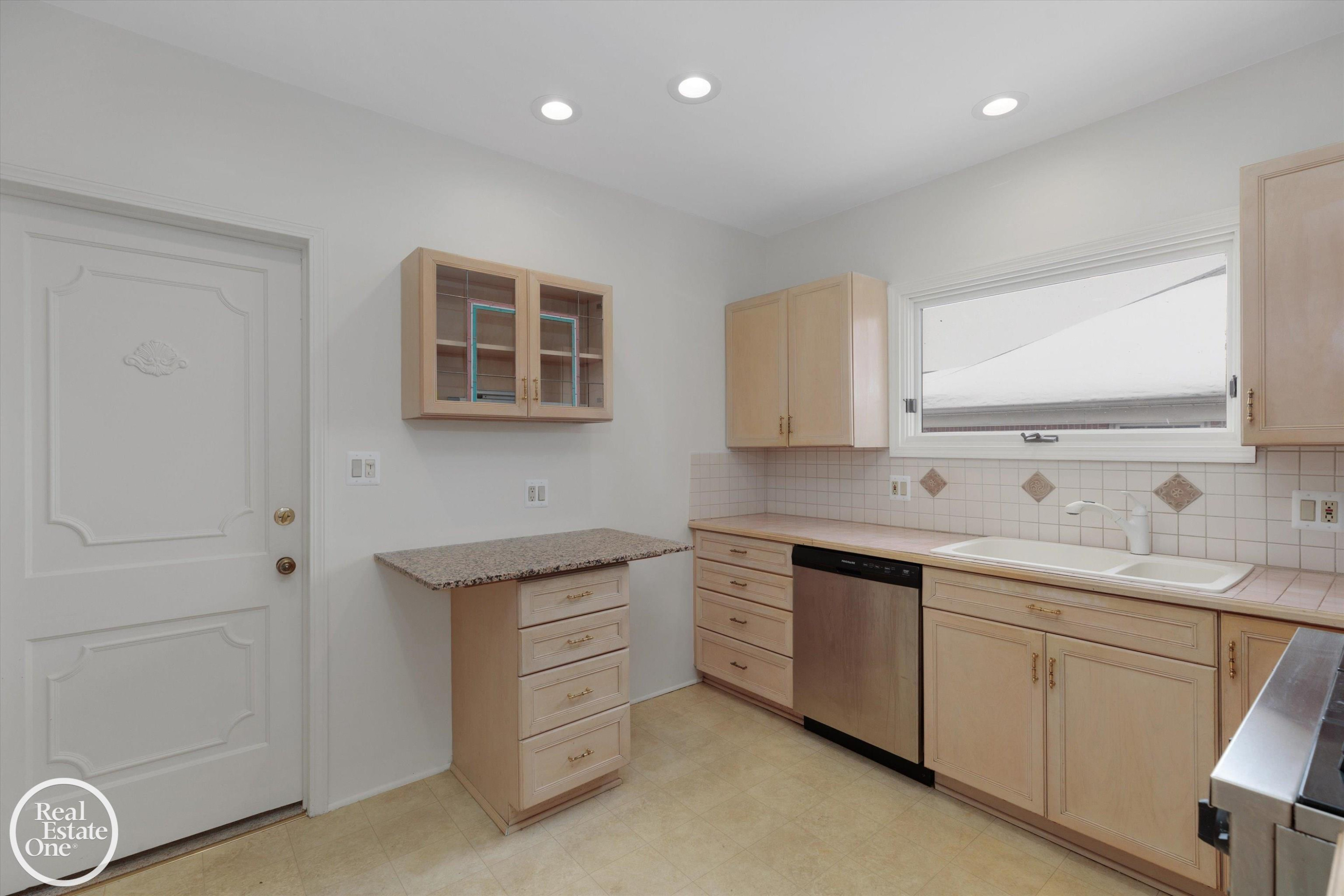 943 Harcourt Road, Grosse Pointe, MI 48230 — Photo 12