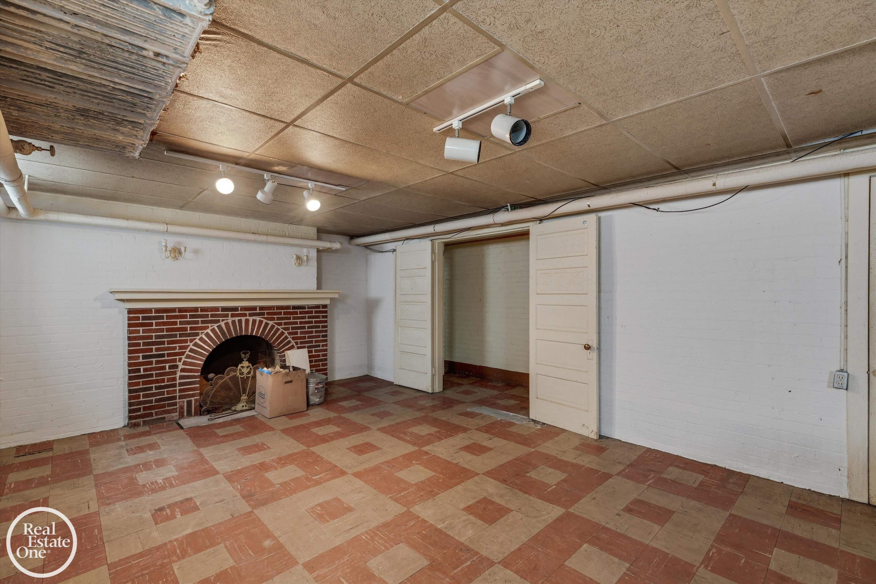 943 Harcourt Road, Grosse Pointe, MI 48230 — Photo 35