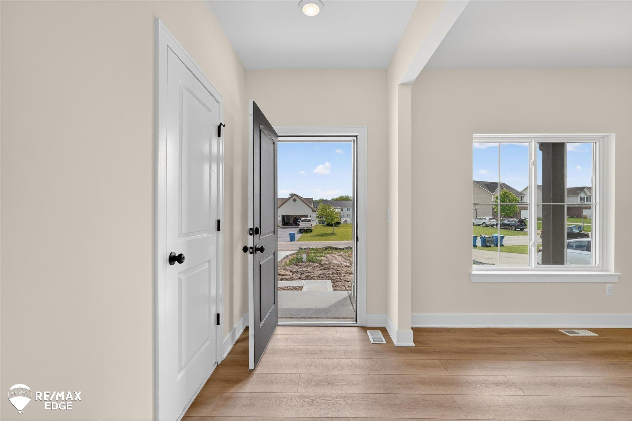 8080 Peninsula Circle, Grand Blanc, MI 48439 — Photo 2