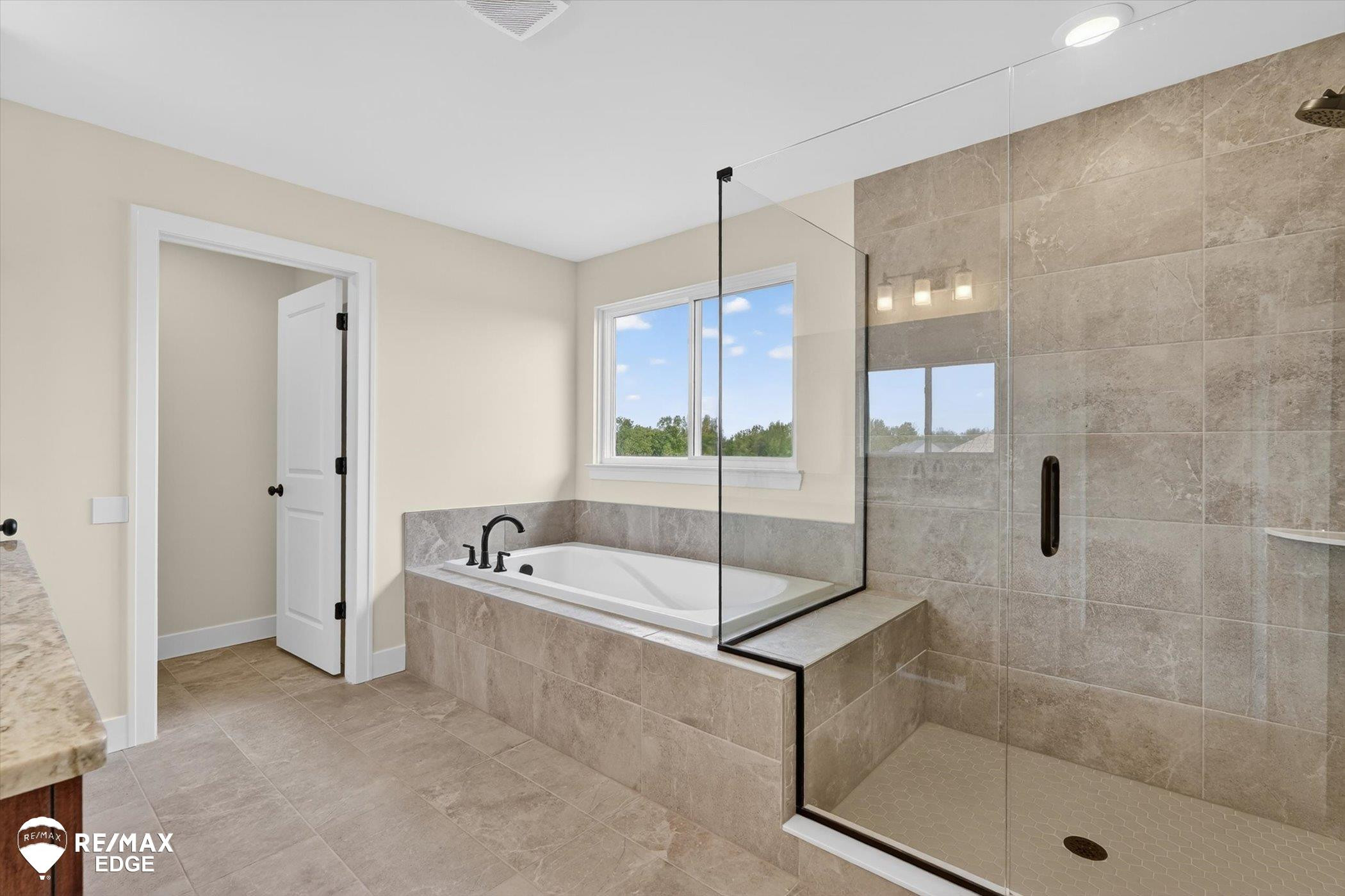 8080 Peninsula Circle, Grand Blanc, MI 48439 — Photo 23