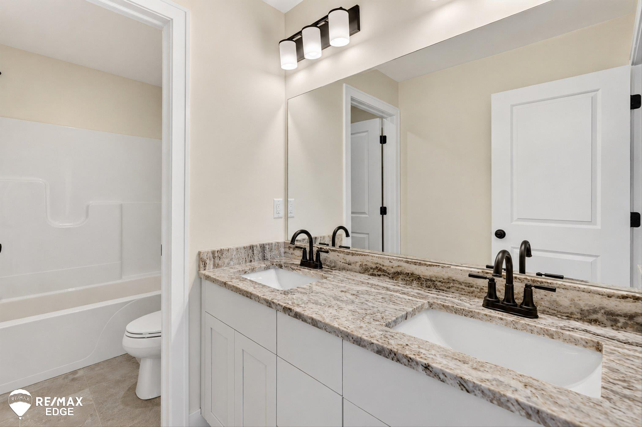 8080 Peninsula Circle, Grand Blanc, MI 48439 — Photo 29