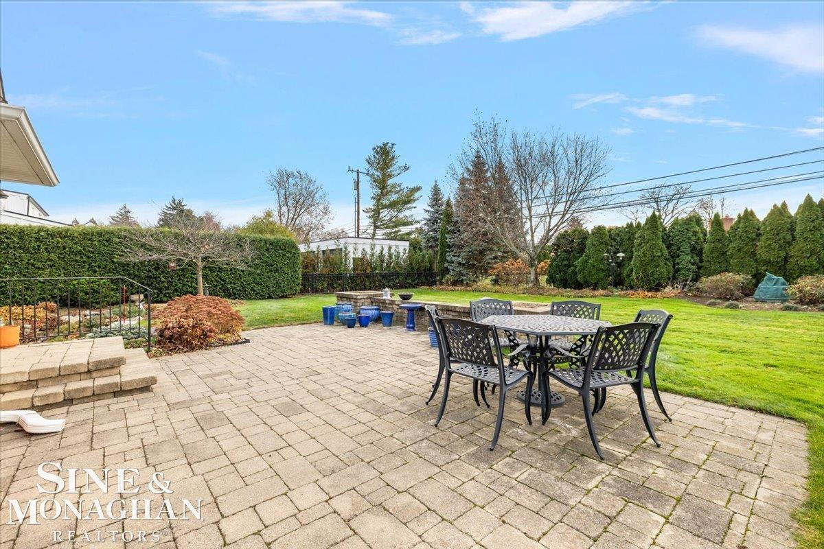 683 Lochmoor Boulevard, Grosse Pointe Woods, MI 48236 — Photo 2