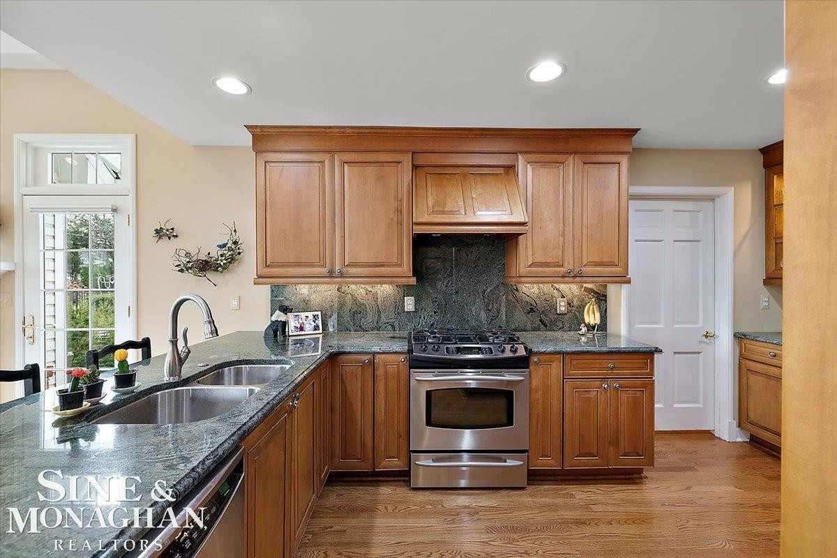 683 Lochmoor Boulevard, Grosse Pointe Woods, MI 48236 — Photo 17
