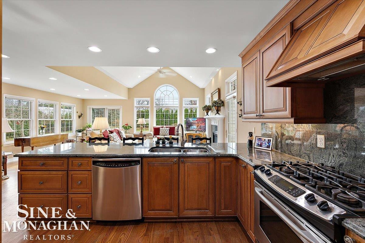 683 Lochmoor Boulevard, Grosse Pointe Woods, MI 48236 — Photo 18