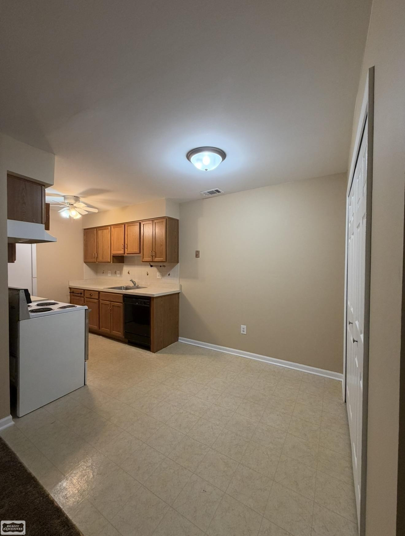 35401 Hickory Woods Lane, #3, Clinton Twp, MI 48035 — Photo 3