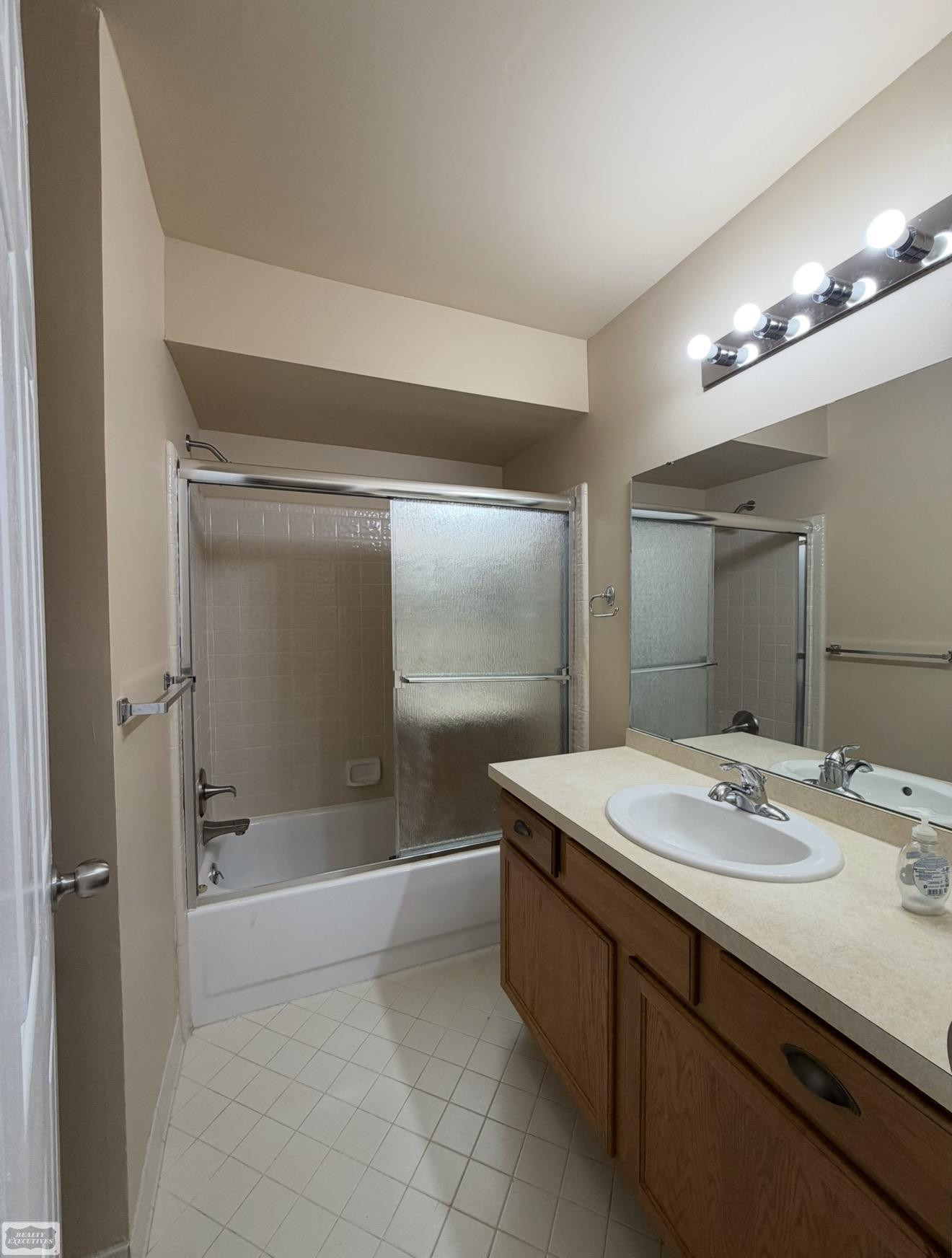 35401 Hickory Woods Lane, #3, Clinton Twp, MI 48035 — Photo 6
