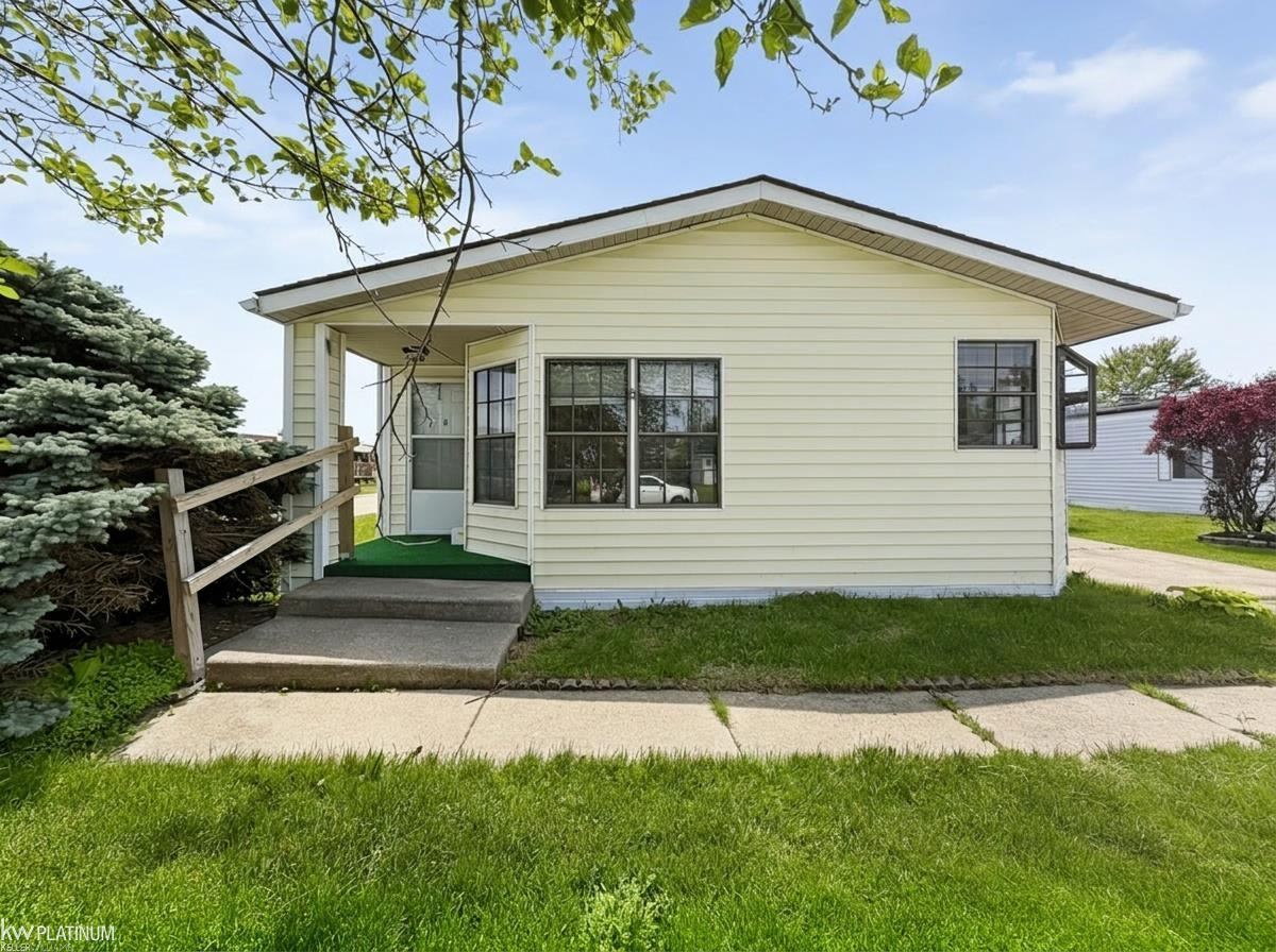 20738 Gaslight Drive, Clinton Twp, MI 48036 — Photo 2