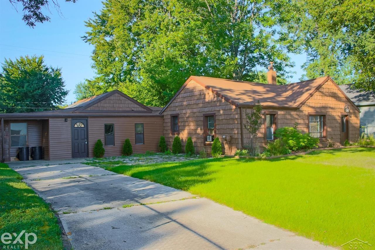 704 Bay Road, Bay City, MI 48706 — front exterior