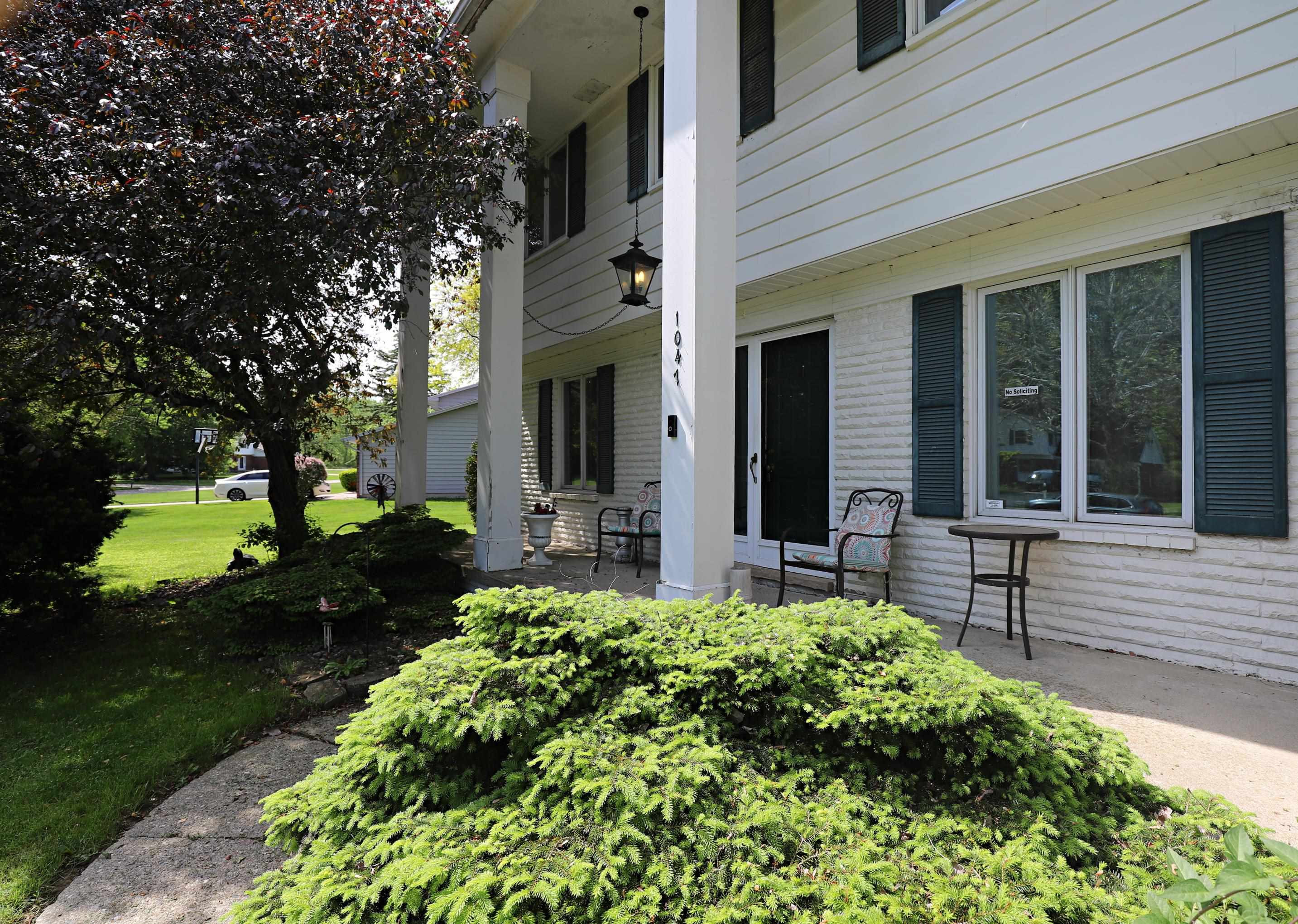 1047 Western Hills Drive, Flint, MI 48532 — Photo 3