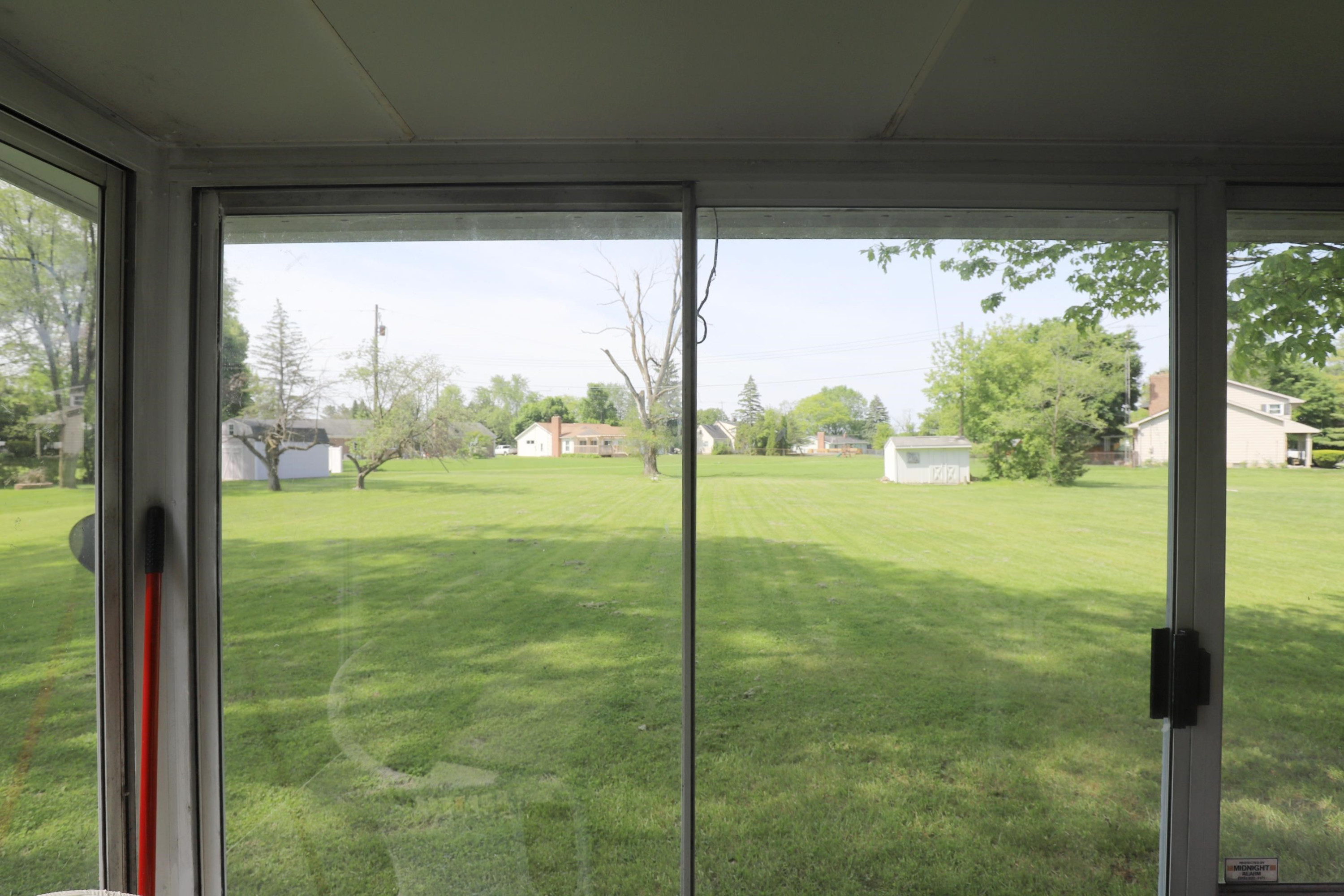 1047 Western Hills Drive, Flint, MI 48532 — Photo 16