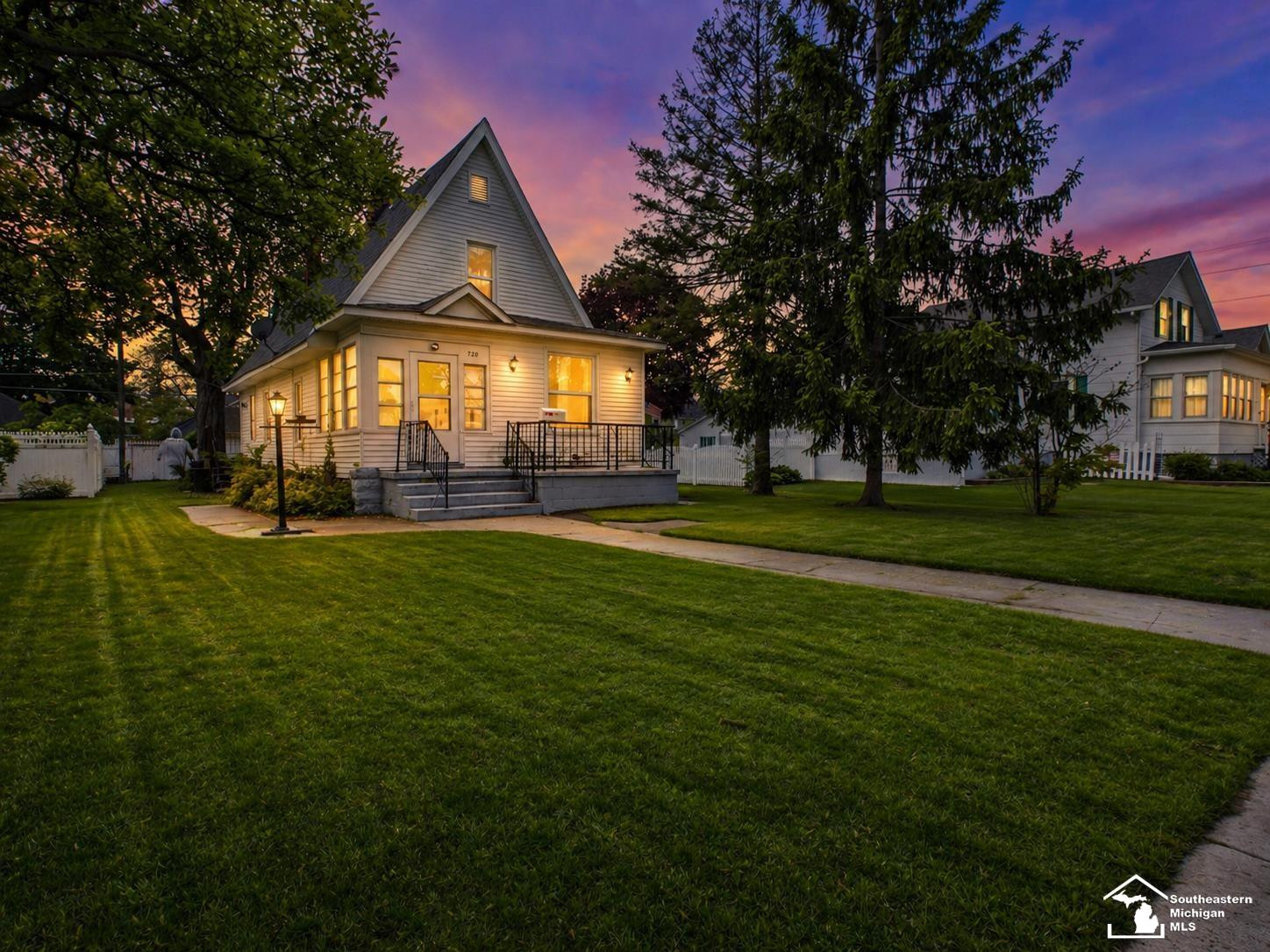 720 E 2nd Street, Monroe, MI 48161 — front exterior