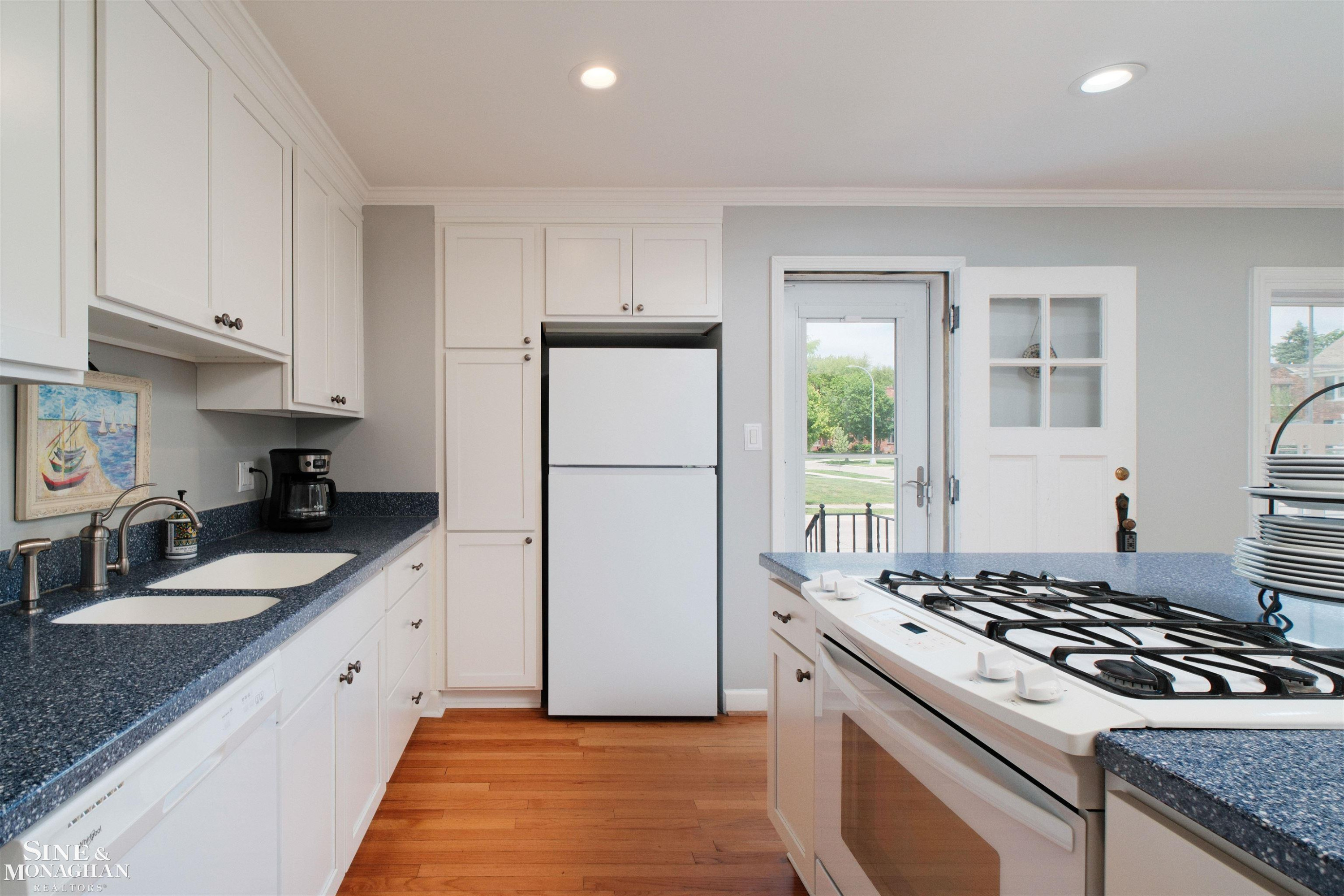901 Lincoln Rd Road, Grosse Pointe, MI 48230 — Photo 16