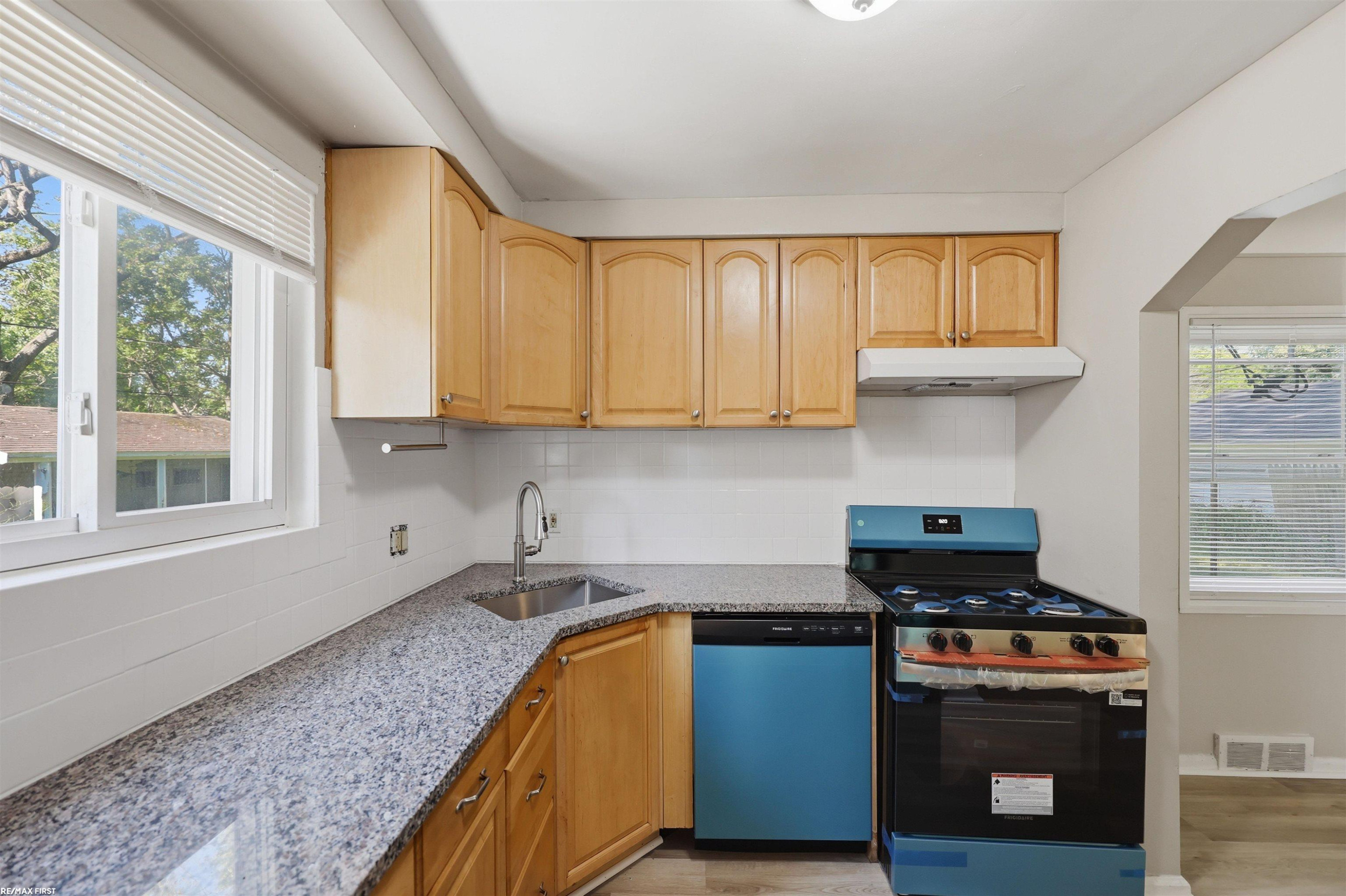 23221 Oneida Street, Oak Park, MI 48237 — Photo 8