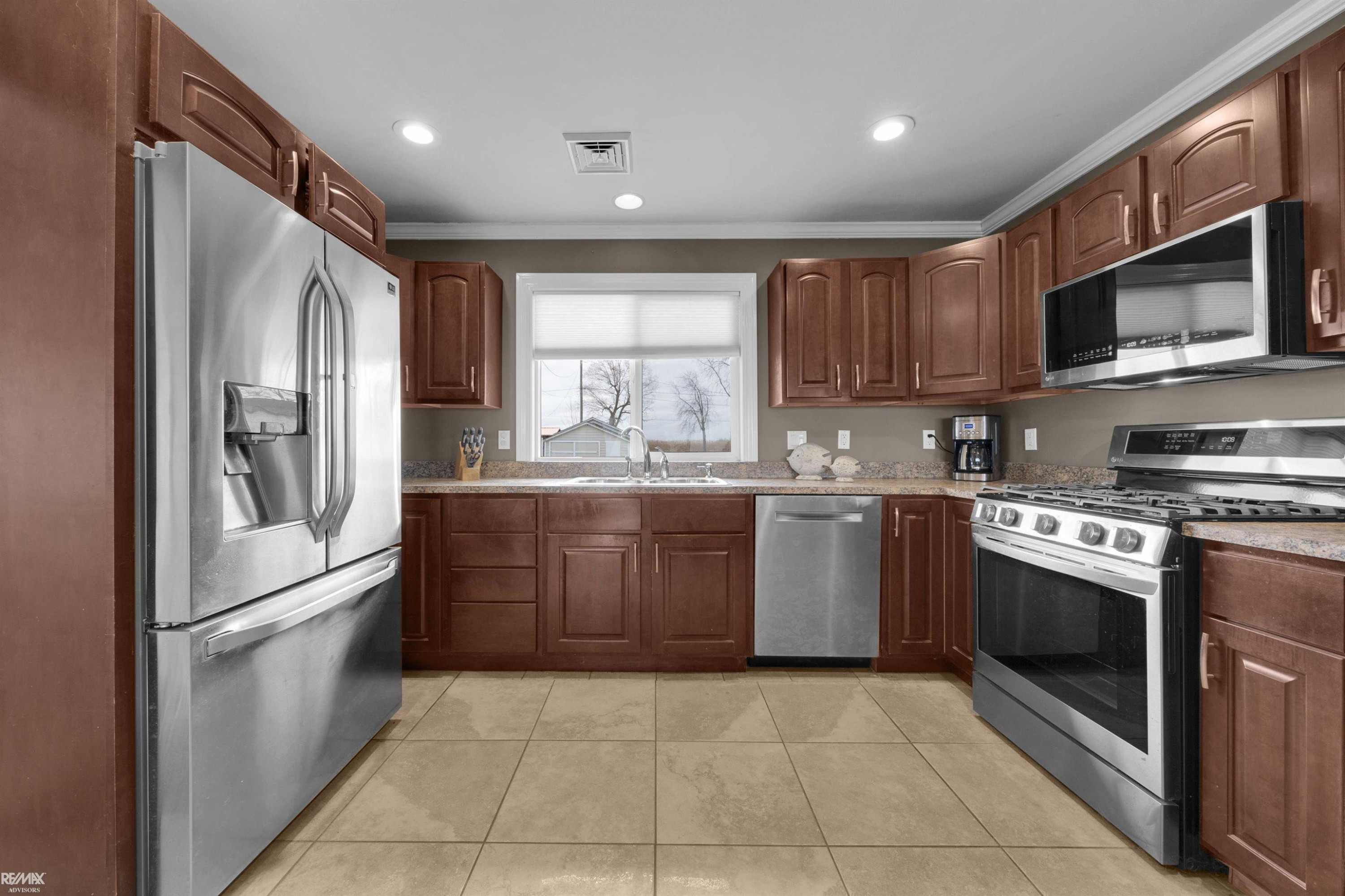 7054 Middle Channel Lane, MI 48028 — Photo 15