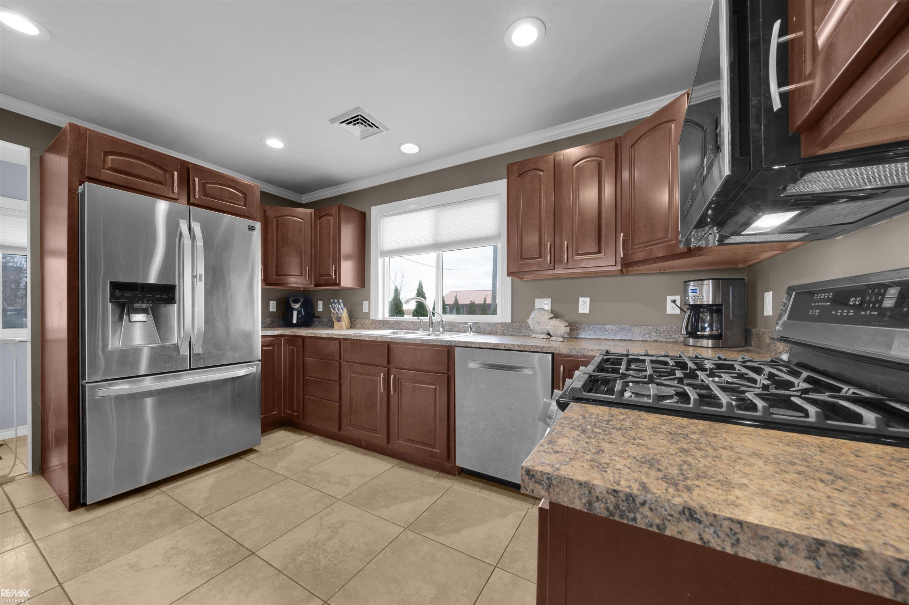 7054 Middle Channel Lane, MI 48028 — Photo 16
