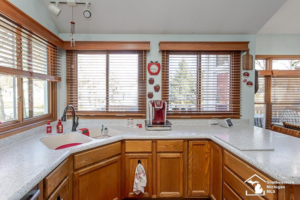 6820 stonegate Drive, Temperance, MI 48182 — Photo 18