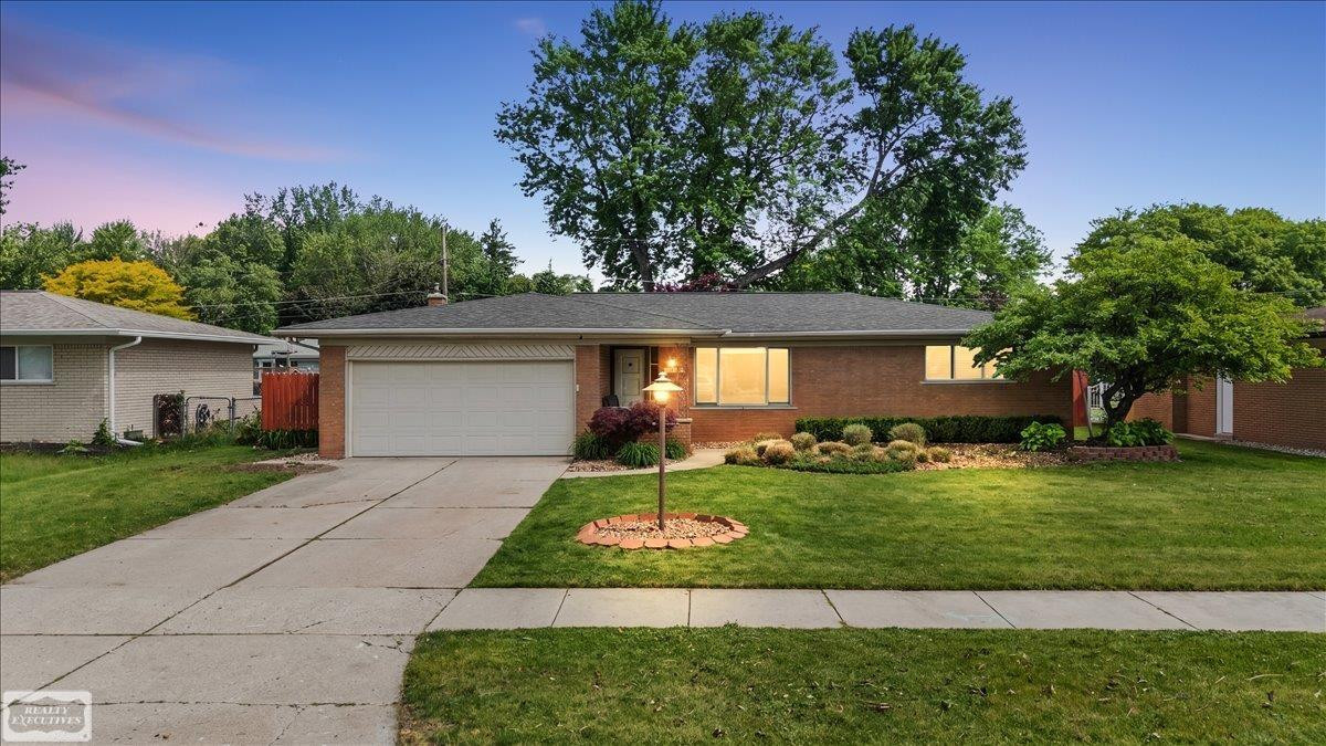 11489 Anna Lisa Street, Utica, MI 48312