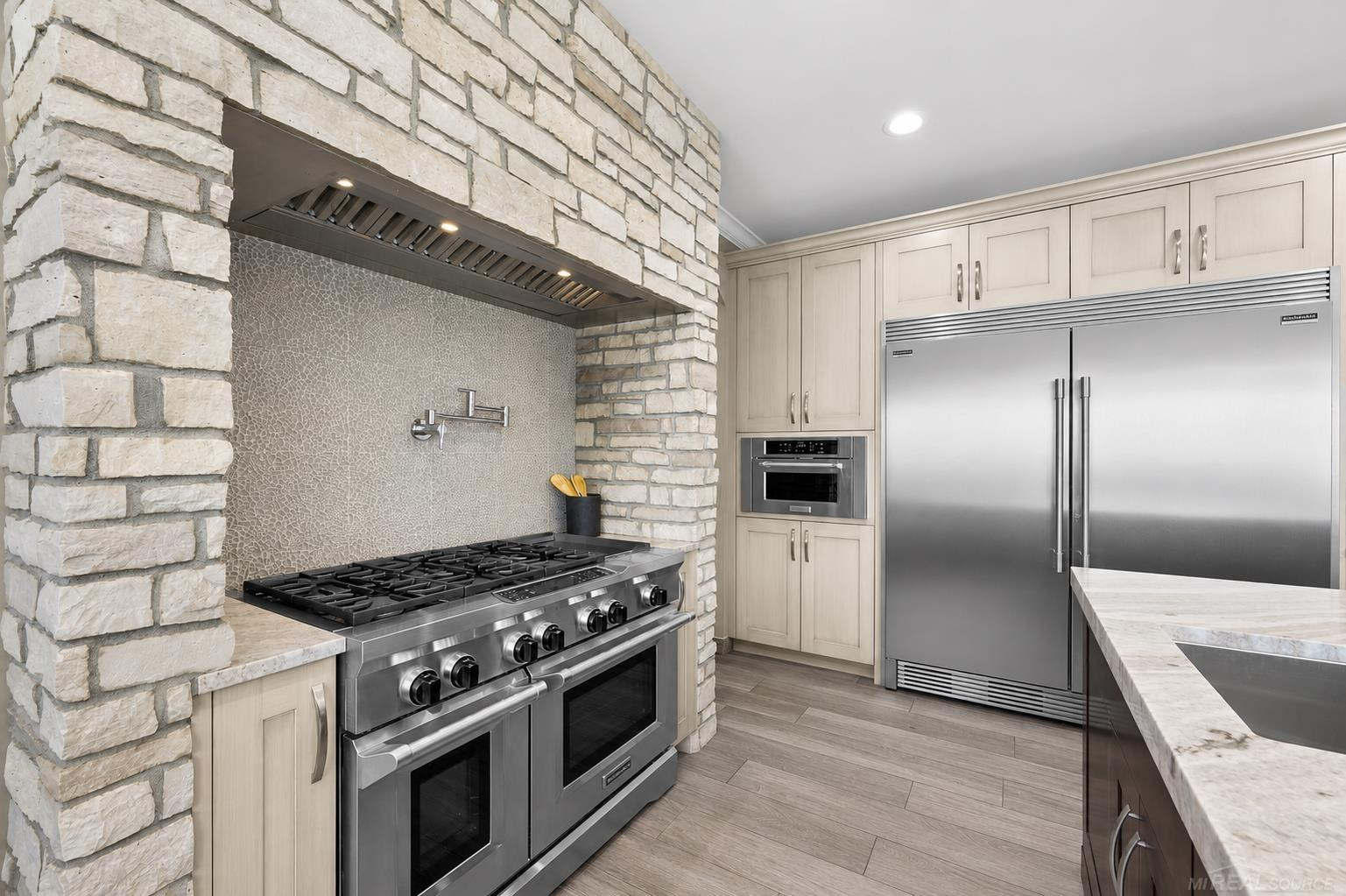 21936 Bellewood Drive, Macomb, MI 48044 — Photo 8