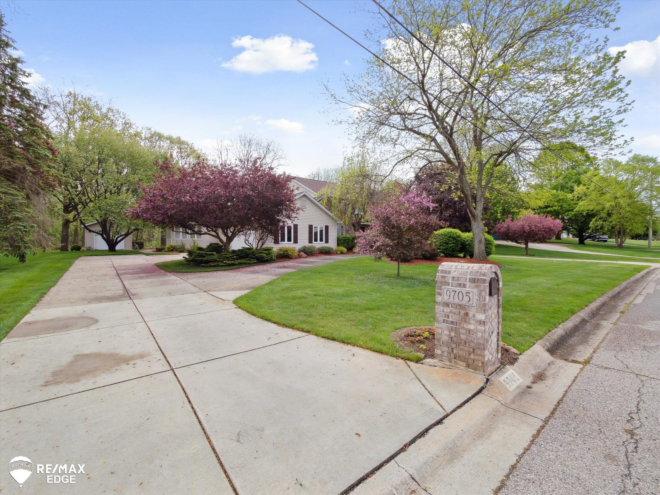 9705 Burning Tree Drive, Grand Blanc, MI 48439 — Photo 2