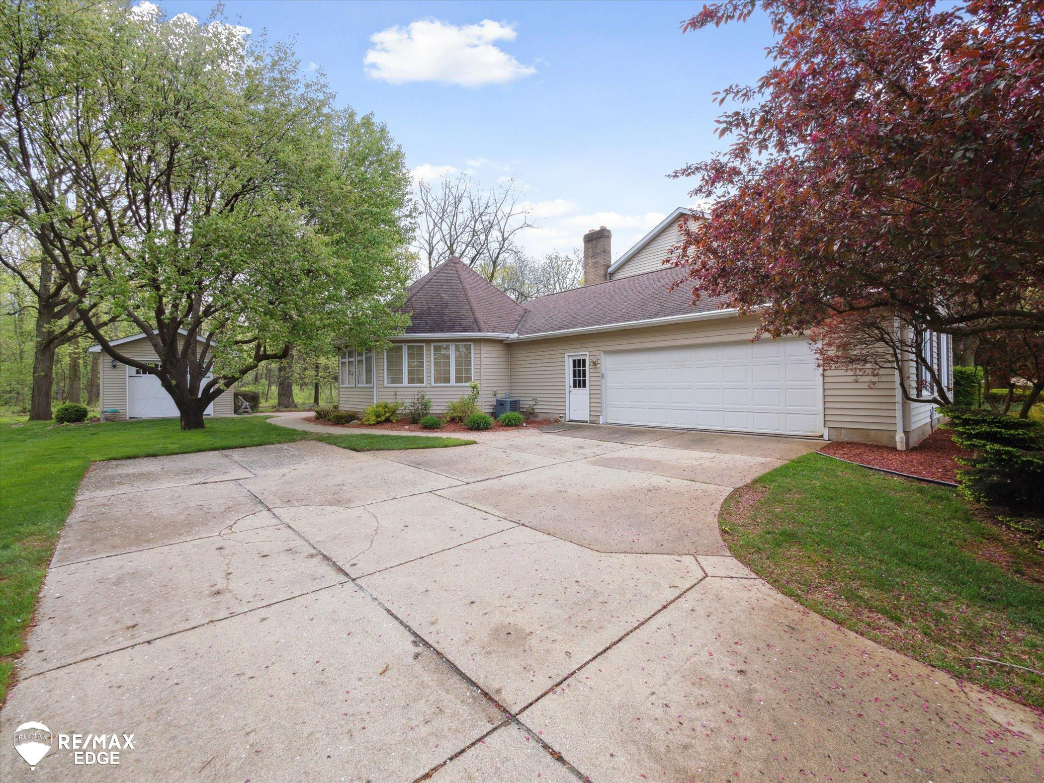 9705 Burning Tree Drive, Grand Blanc, MI 48439 — Photo 3