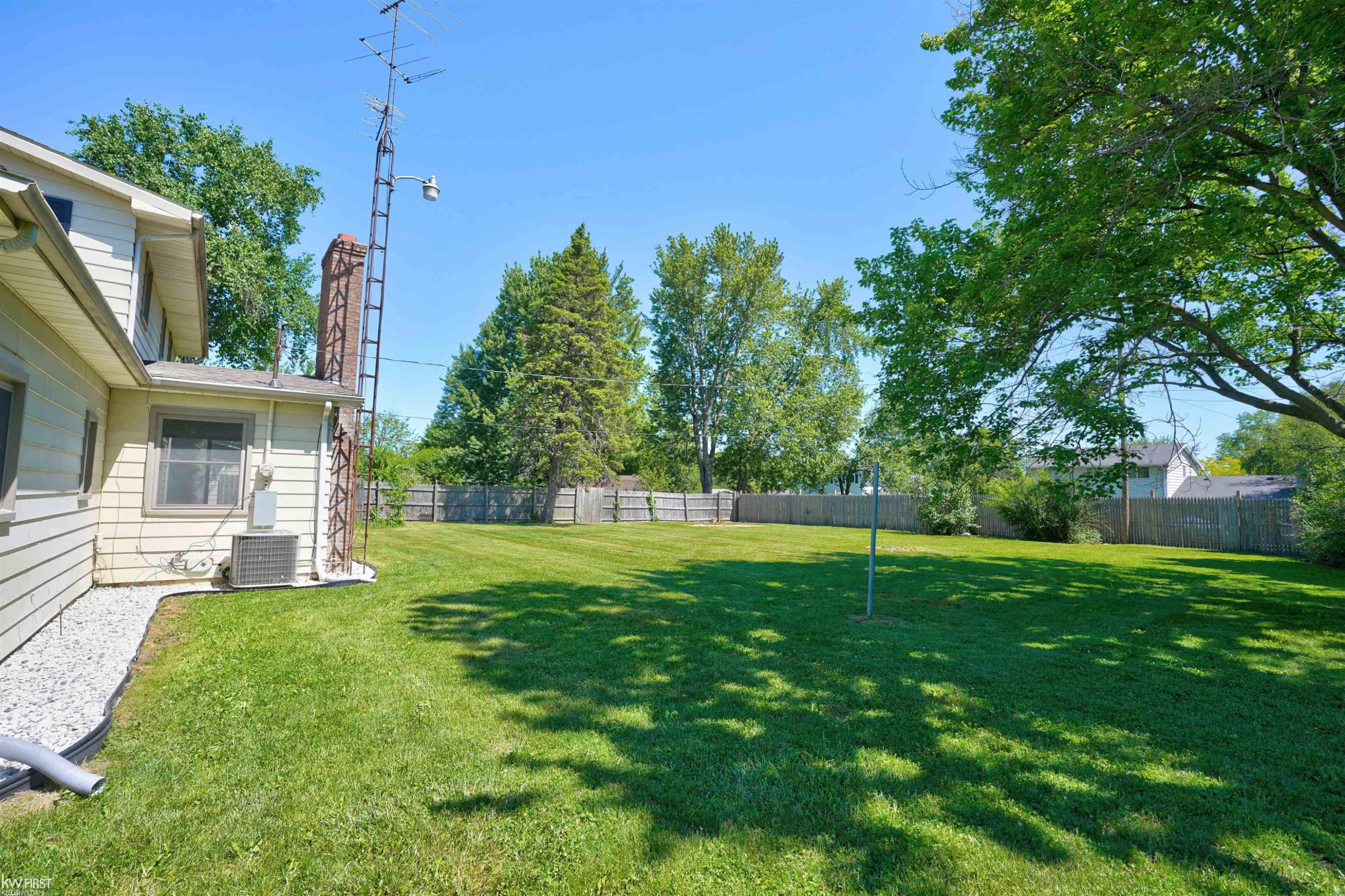 3183 Bridle Path, Flint, MI 48507 — Photo 18