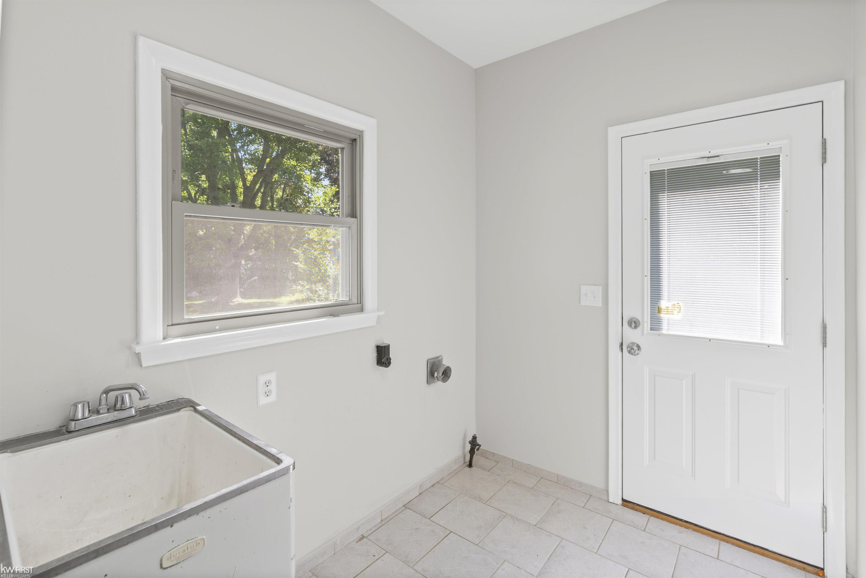 3183 Bridle Path, Flint, MI 48507 — Photo 36