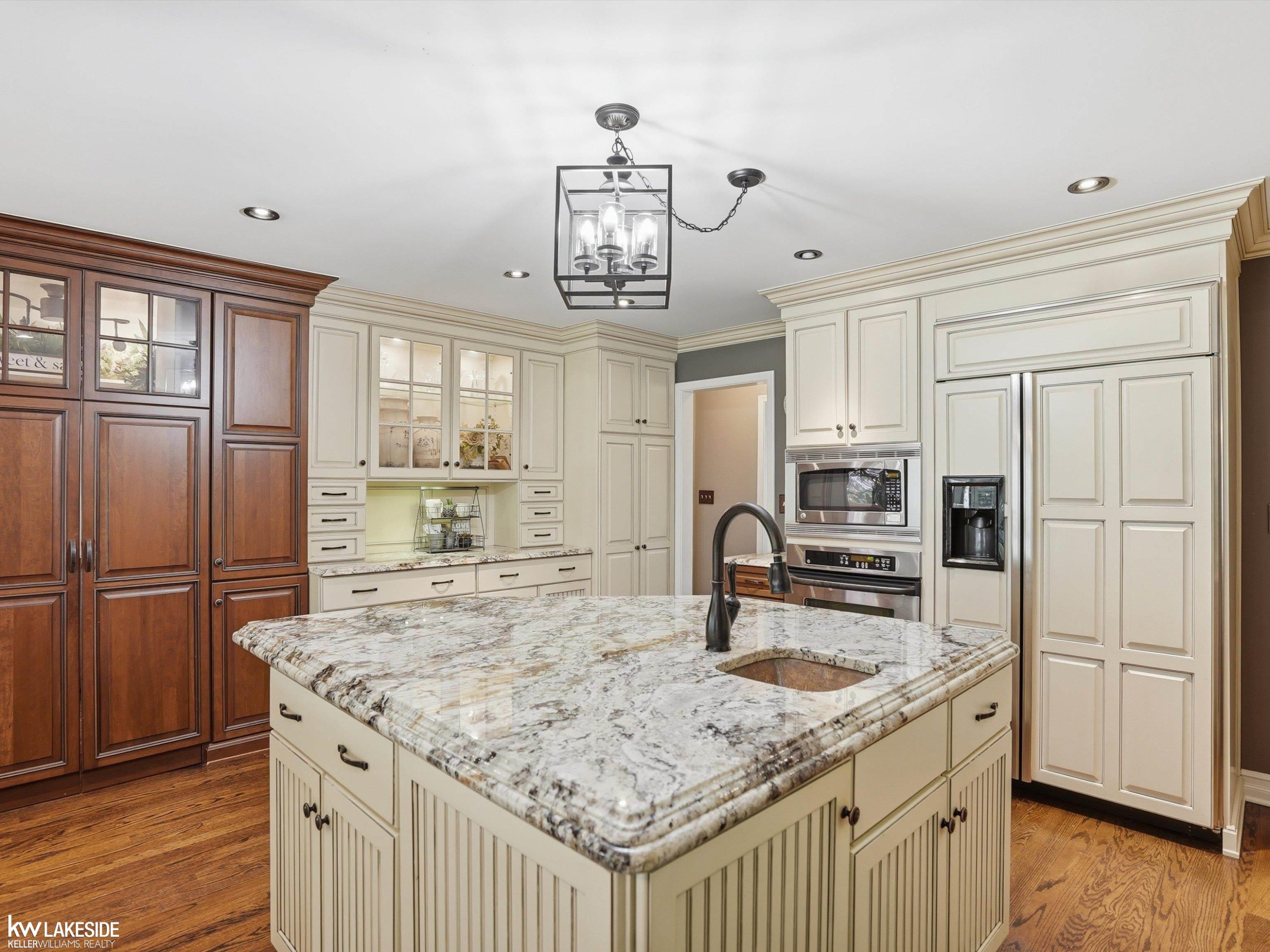 643 Lochmoor Boulevard, Grosse Pointe Woods, MI 48236 — Photo 11
