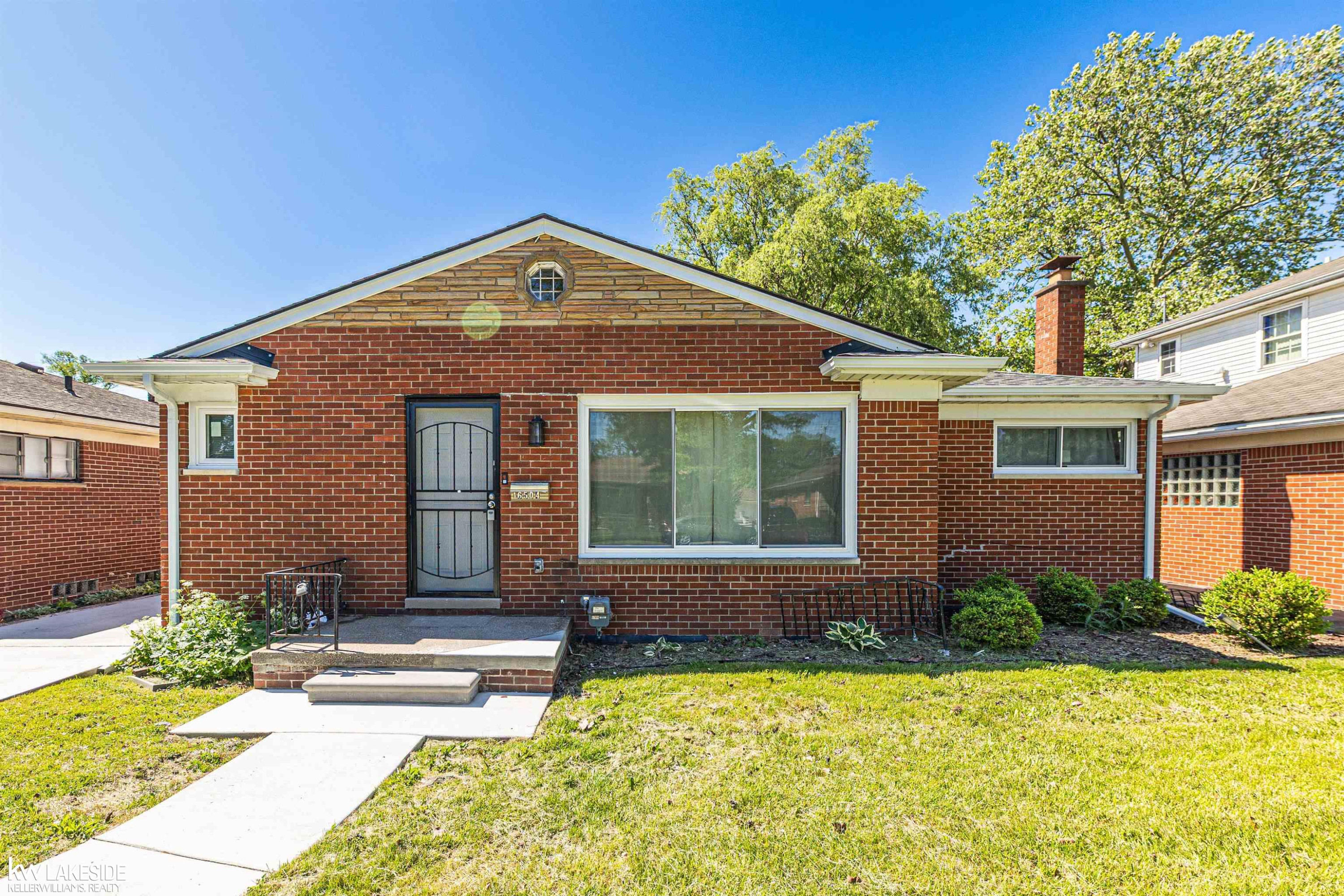 16504 Collinson Avenue, Eastpointe, MI 48021