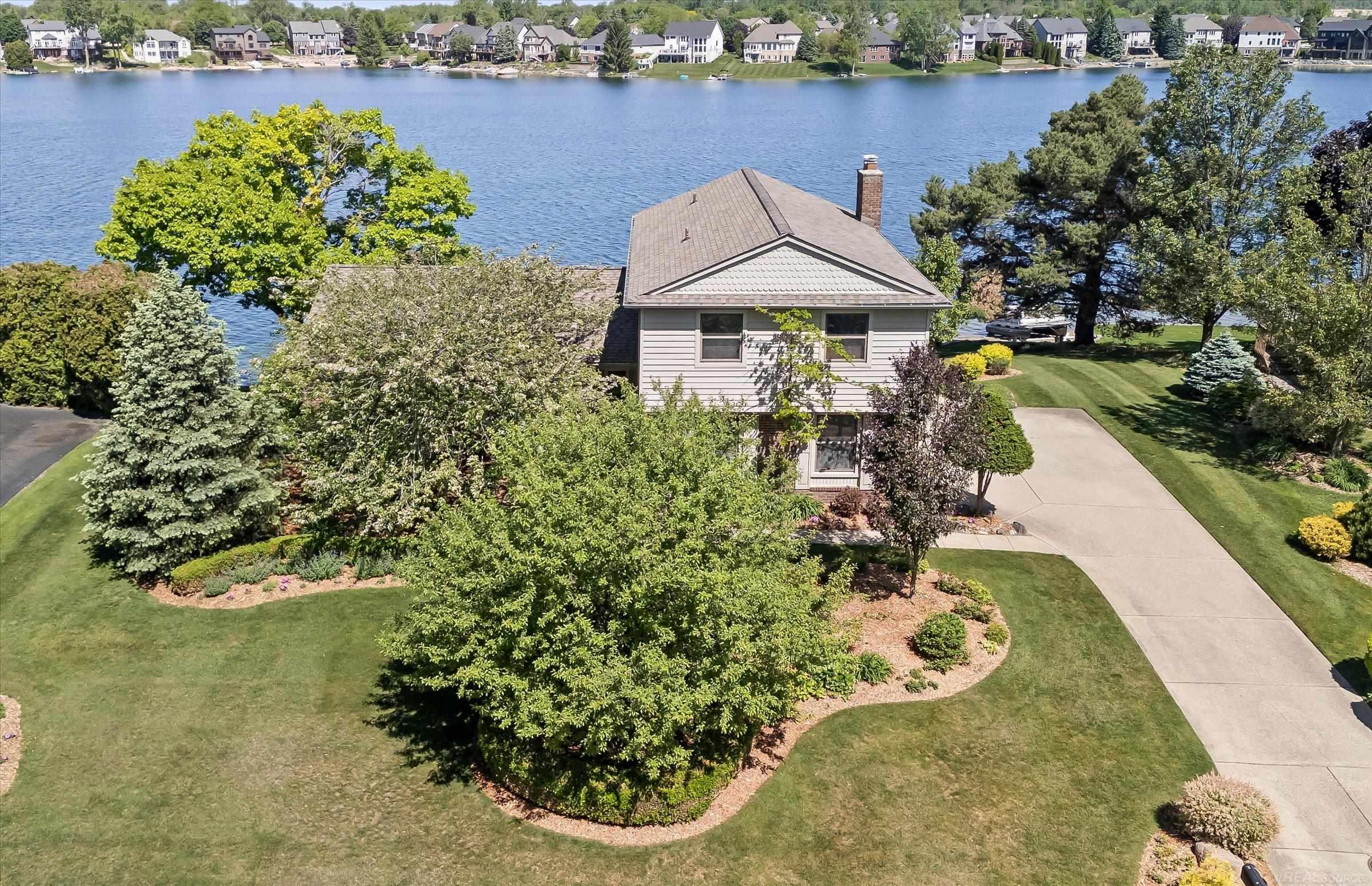400 Lakes Edge Drive, Oxford, MI 48371