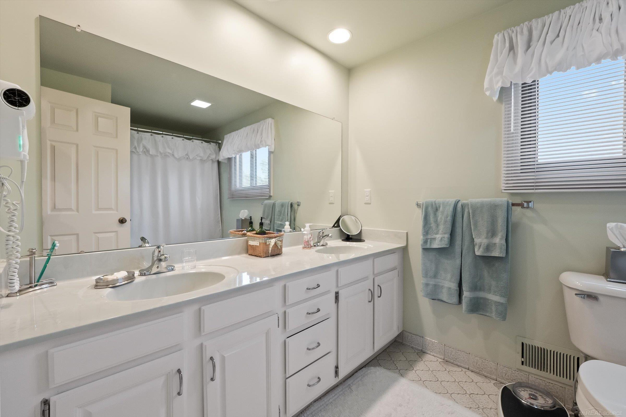 400 Lakes Edge Drive, Oxford, MI 48371 — Photo 24