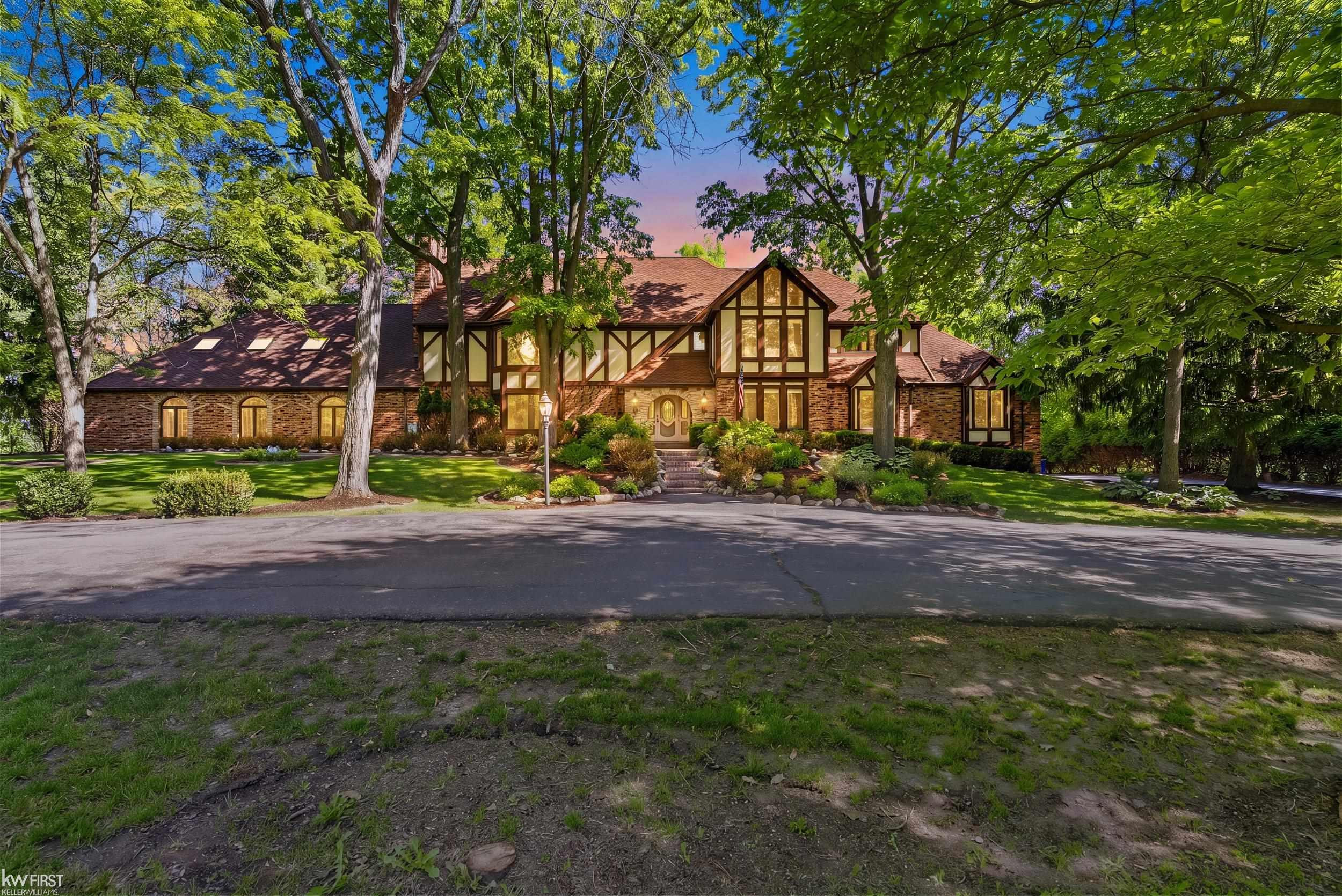 9220 Creekwood Lake Trail, Grand Blanc, MI 48439