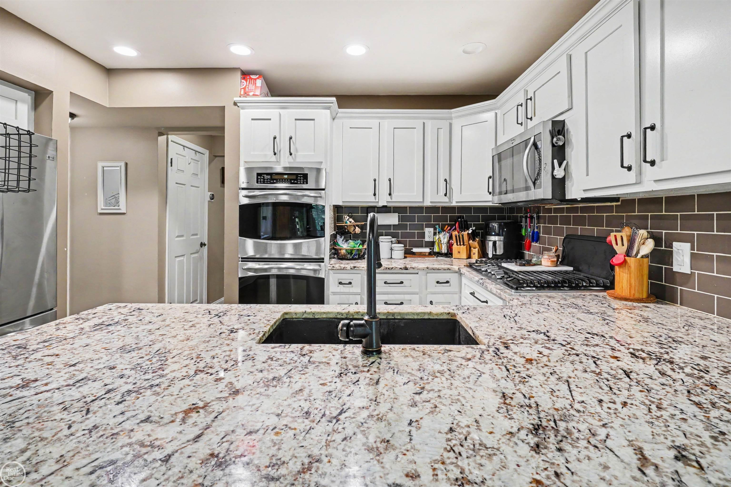 9065 Autumnglo Drive, Clarkston, MI 48348 — Photo 10