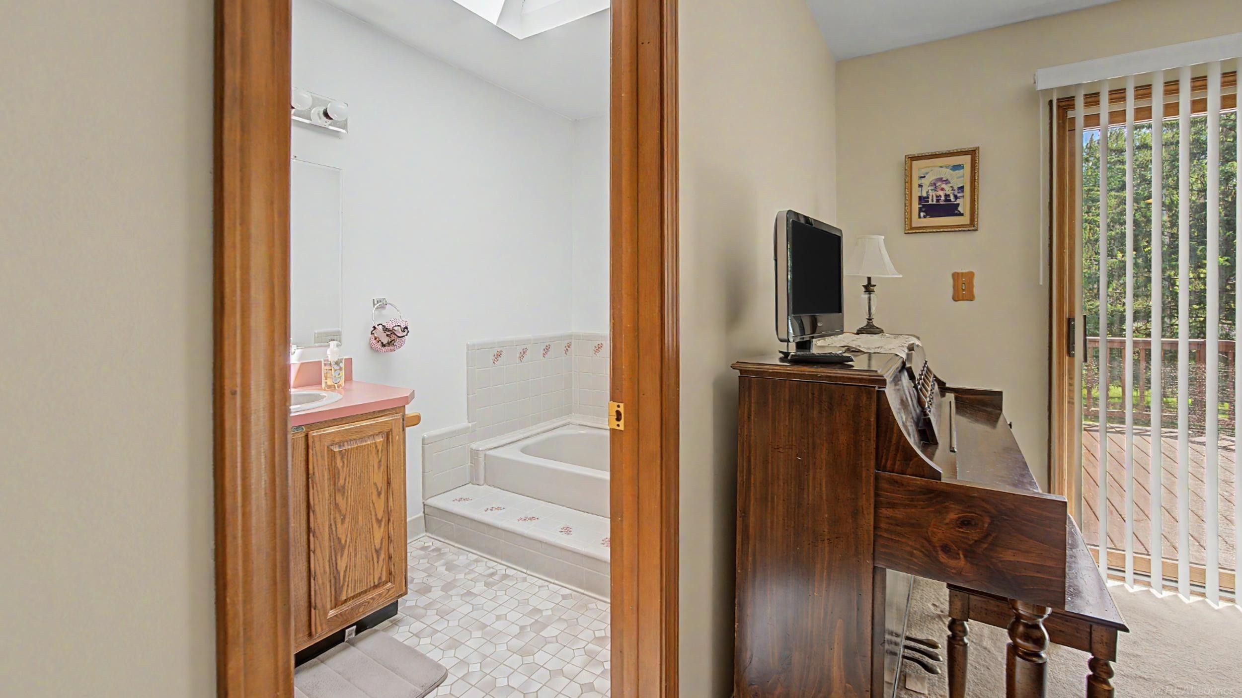 53240 Hillside Drive, Utica, MI 48316 — Photo 28