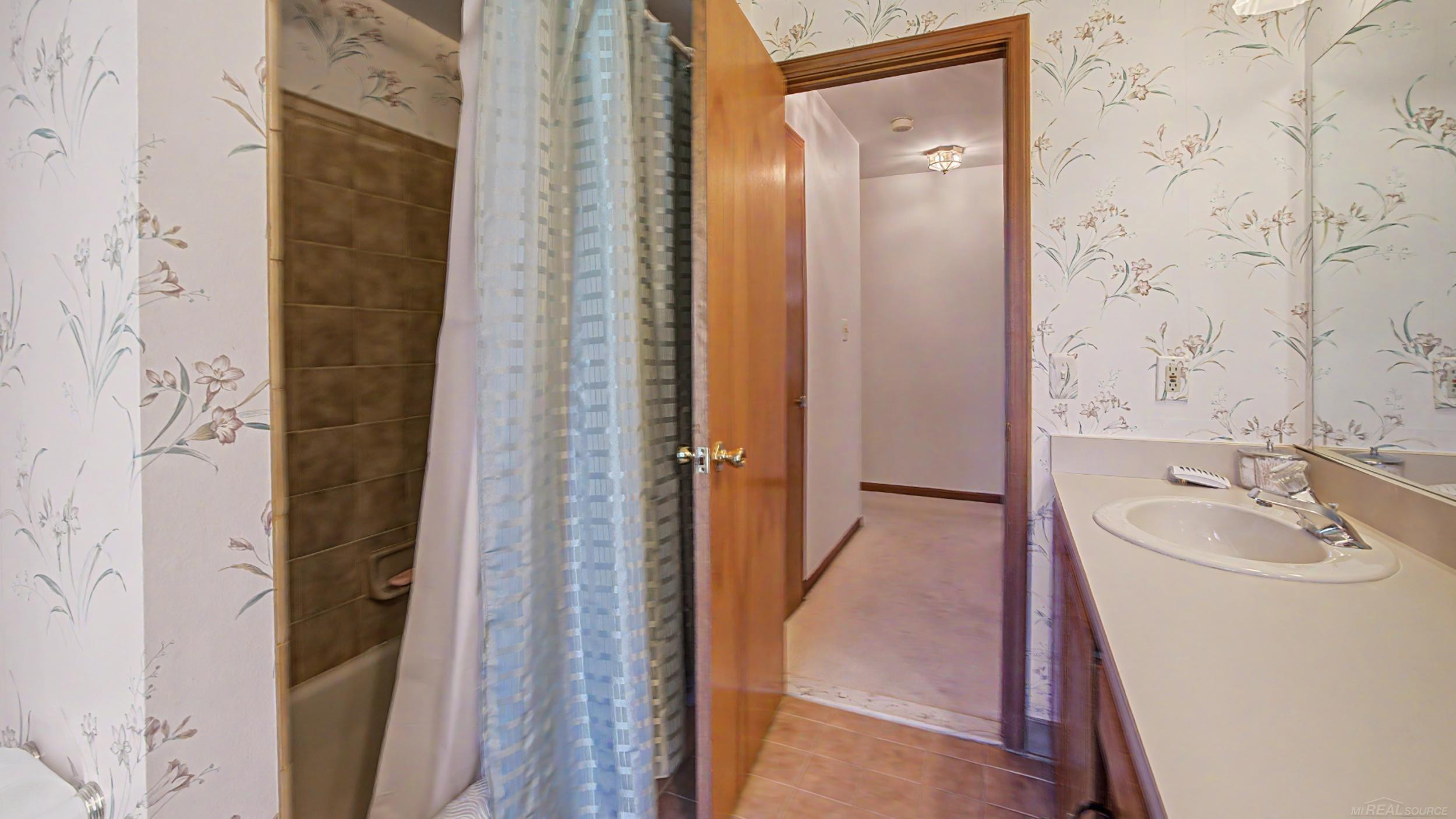 53240 Hillside Drive, Utica, MI 48316 — Photo 34